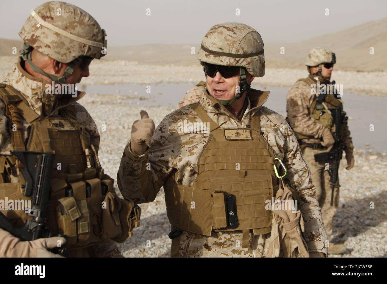 Der General des U.S. Marine Corps, James F. Amos, Kommandant des Marine Corps, spricht mit Oberst John R. Shaffer, Kommandeur des Regimental Combat Team 6 Stockfoto