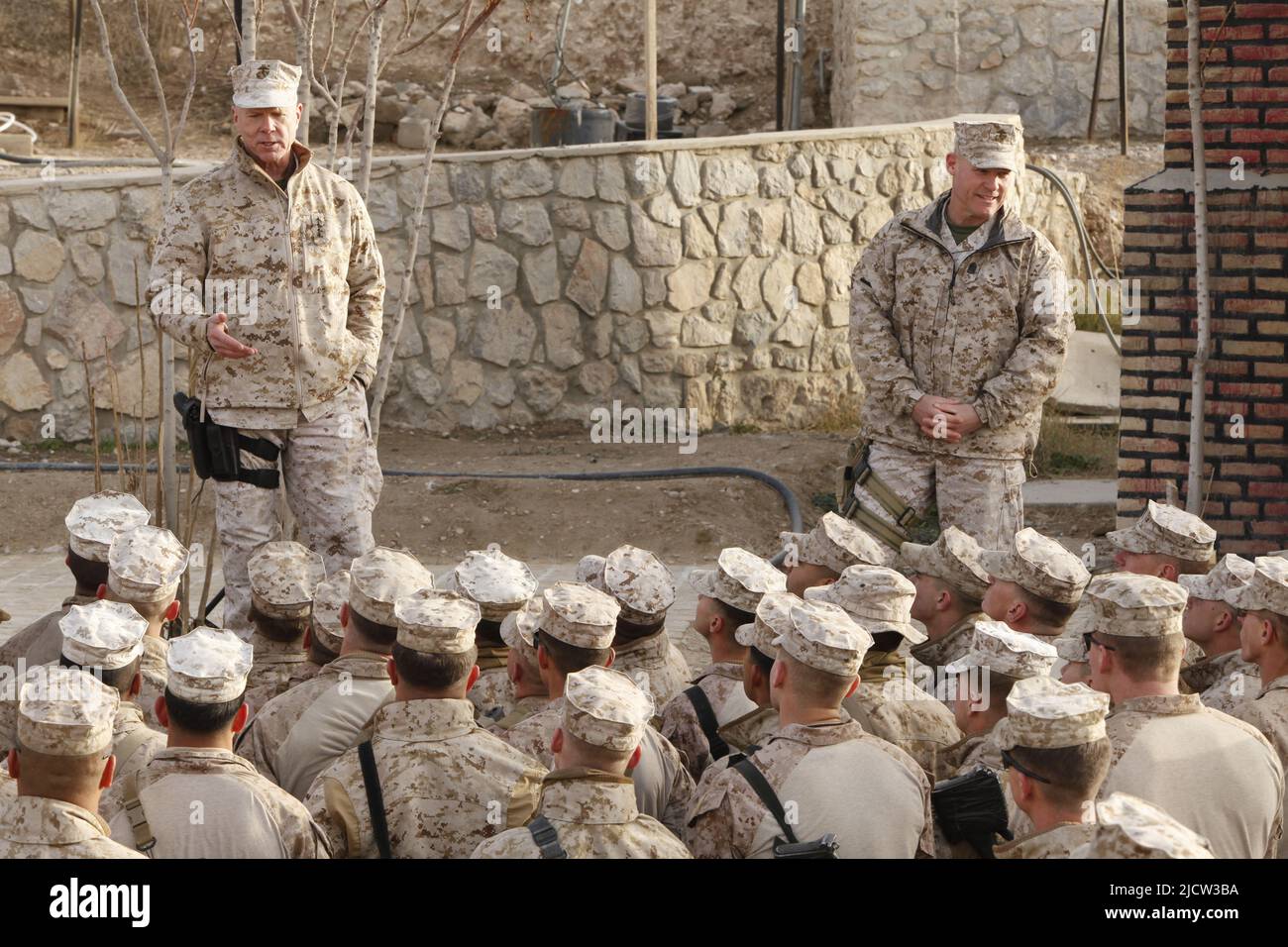 U.S. Marine Corps General James F. Amos (links), Kommandant des Marine Corps, neben Sgt. Maj. Micheal P. Barrett, Sgt. Maj. Des Marine Corps, Stockfoto