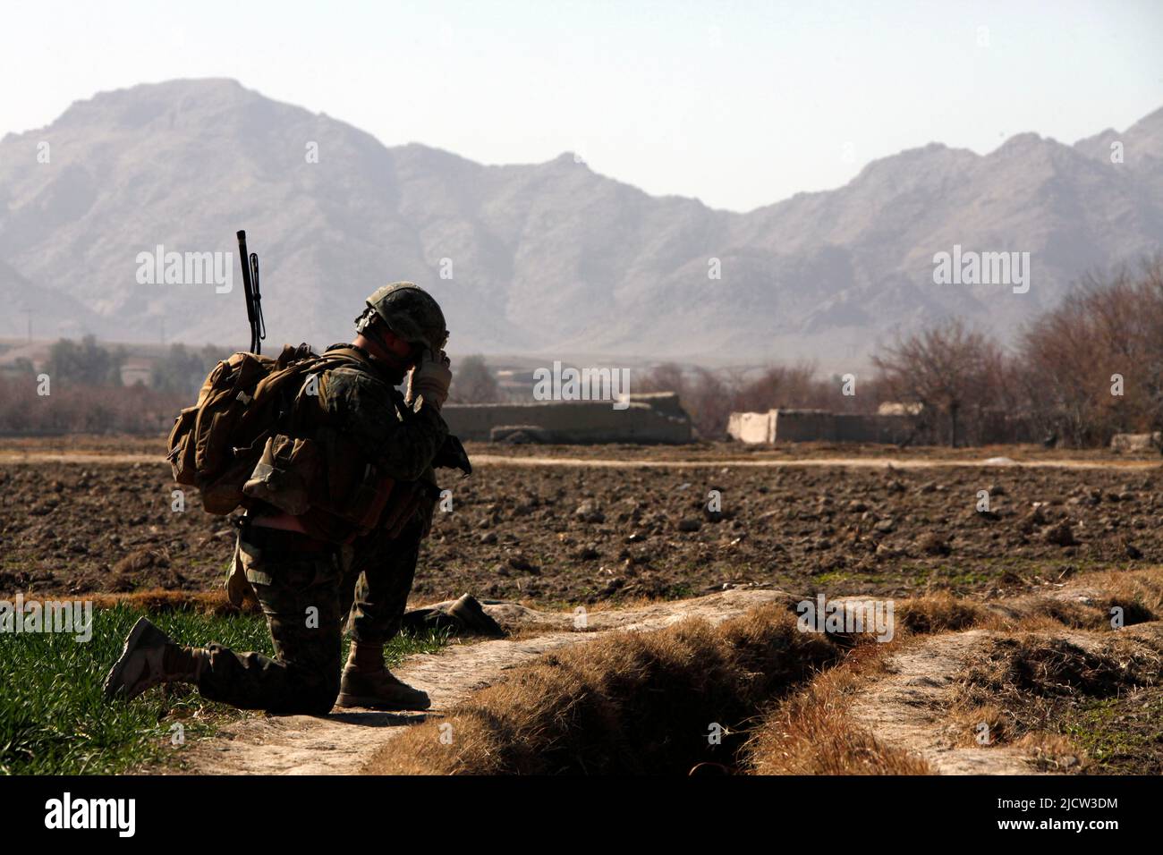 U.S. Marines with Bravo Company, 1. Bataillon, 8. Marine Regiment (1/8), Regimental Combat Team 6, stoppt, um seinen Augenschutz während einer Sekunde anzupassen Stockfoto