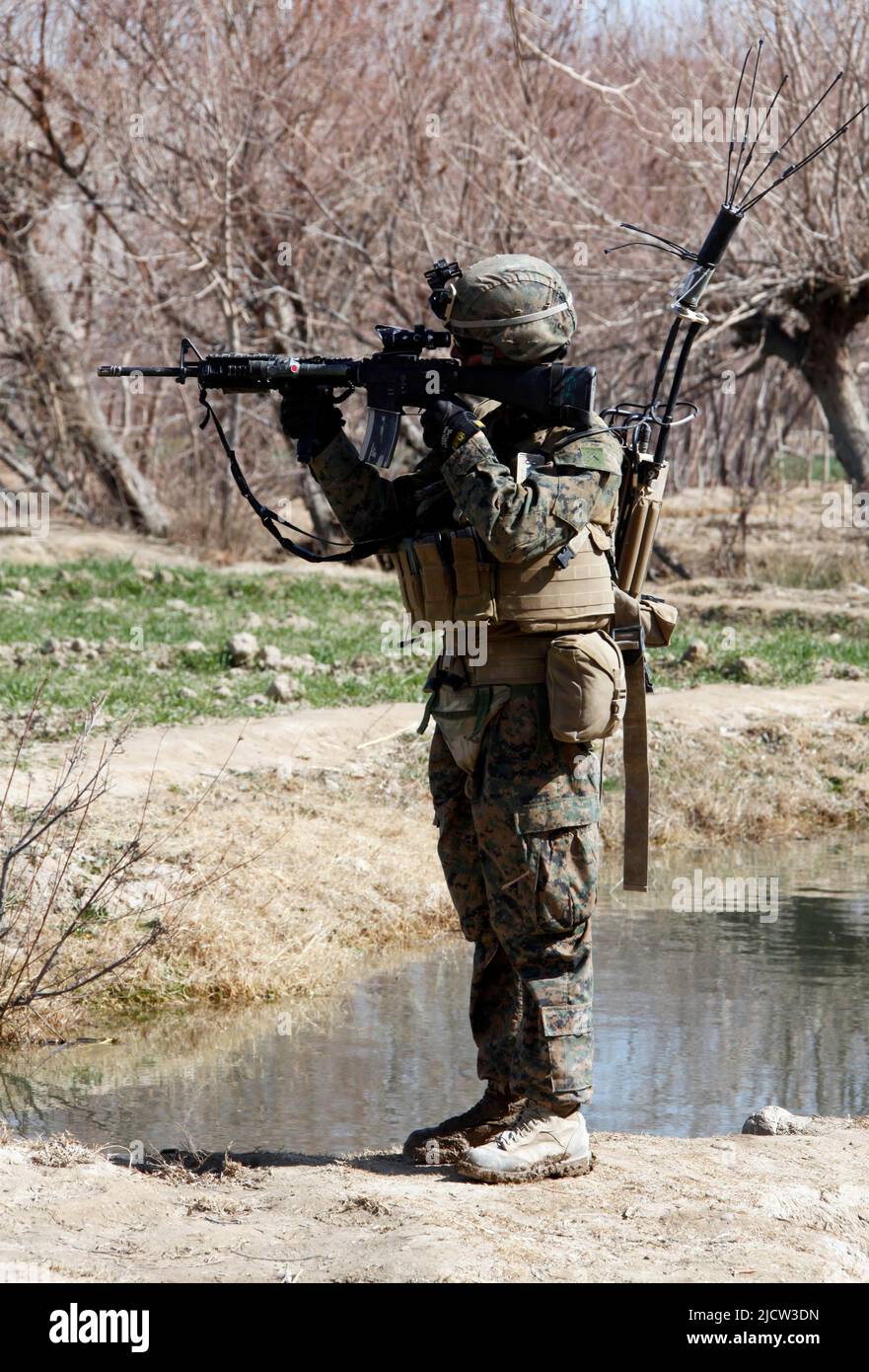 Ein US-Marine mit Bravo Company, 1. Bataillon, 8. Marine Regiment (1/8), Regimental Combat Team 6, schaut durch seine Rifle Combat Optic (RCO) Stockfoto