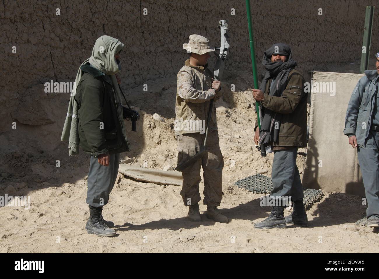 Eine US-Marine mit dem Police Advisory Team 2 (PAT 2) (links), 1. Bataillon, 8. Marine Regiment, Regimental Combat Team 6, zeigt eine afghanische Uniformierte Stockfoto
