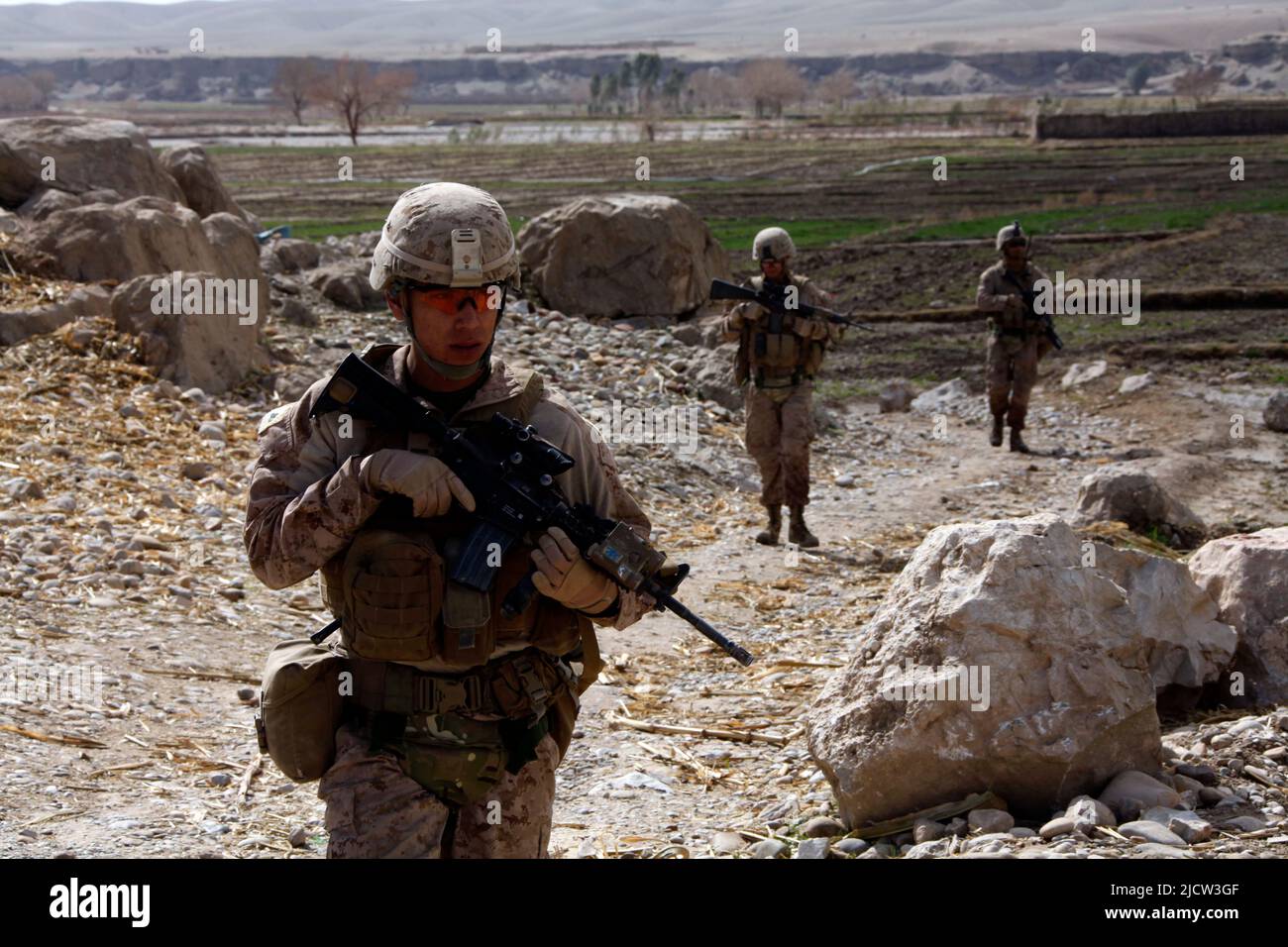 US-Marineinfanteristen mit 1. Bataillons, 8. Marine Regiment (1/8), Regimental Combat Team 6, patrouillieren durch ein afghanisches Feld in Kajaki, Provinz Helmond, AF Stockfoto