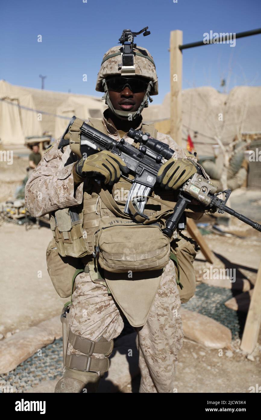 U.S. Navy Hospital Corpsman with Weapons Company, 1. Bataillon, 8. Marine Regiment (1/8), Regimental Combat Team 6, posiert für ein Foto nach Patrolli Stockfoto