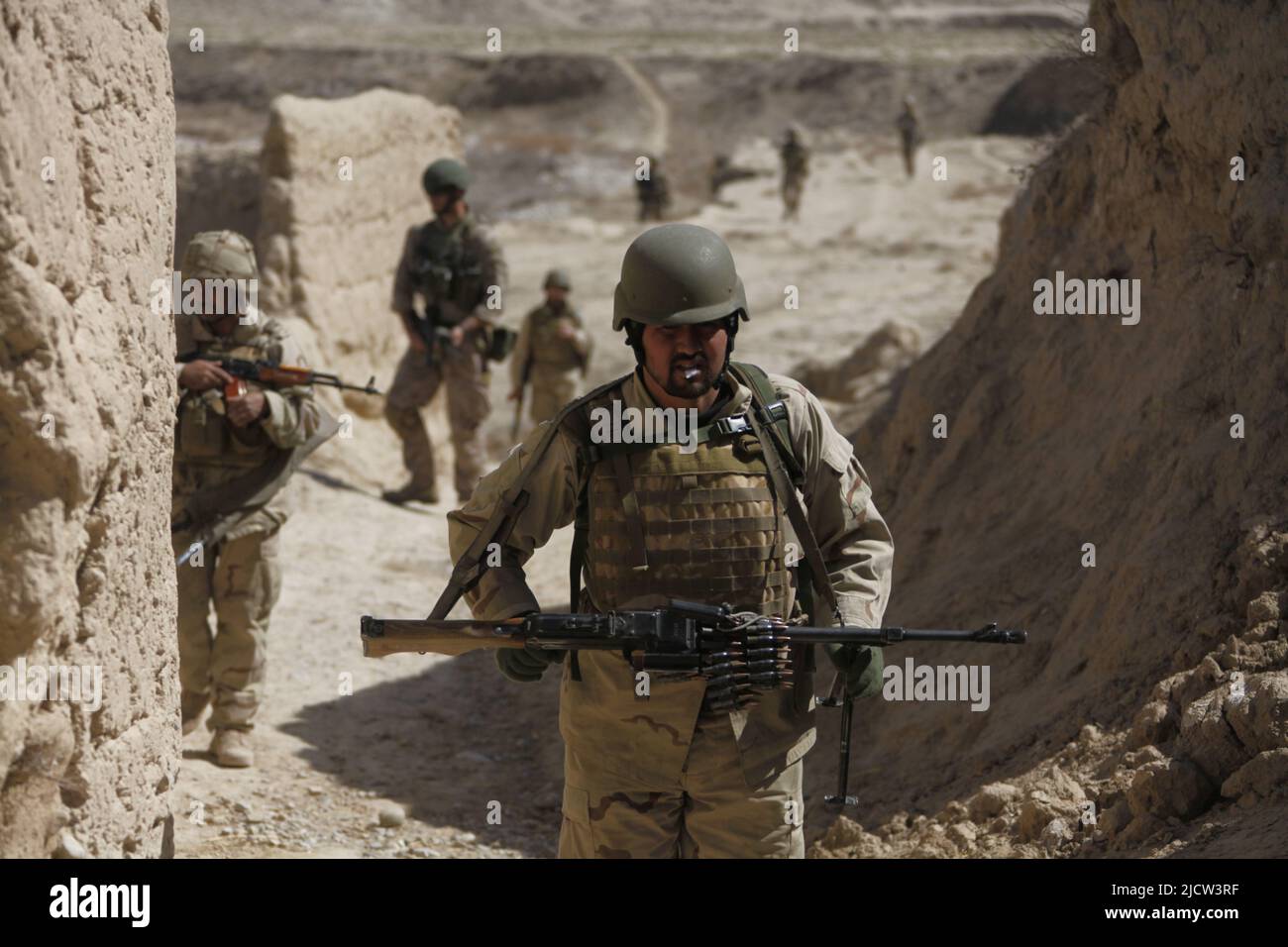 Afghanische Soldaten der Task Force (ATF) patrouillieren in einem Gelände neben US-Marineinfanteristen mit 1. Bataillons, 8. Marine Regiment, Regimental Combat Team 6 in K Stockfoto