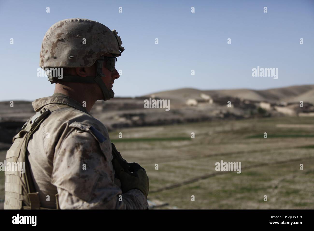 Eine US-Marine mit 1. Bataillons, 8. Marine Regiment, Regimental Combat Team 6, blickt während einer Patrouille in Kajaki, Provinz Helmond, über die Landschaft. Stockfoto