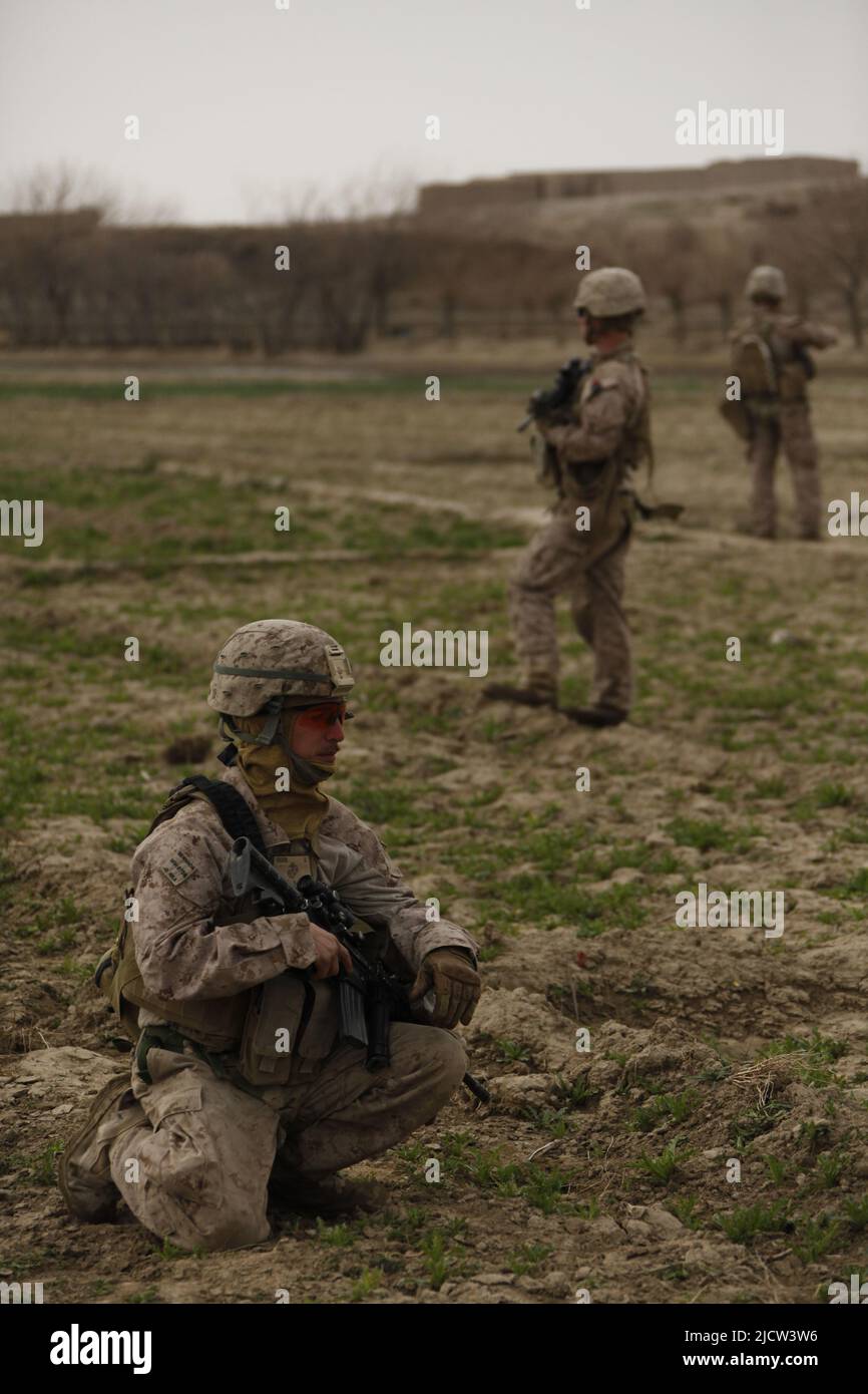 US-Marineinfanteristen mit 1. Bataillons, 8. Marine-Regiment, Regimental Combat Team 6, Pause während einer Patrouille mit Soldaten der afghanischen Task Force (ATF) in Kajaki, Stockfoto