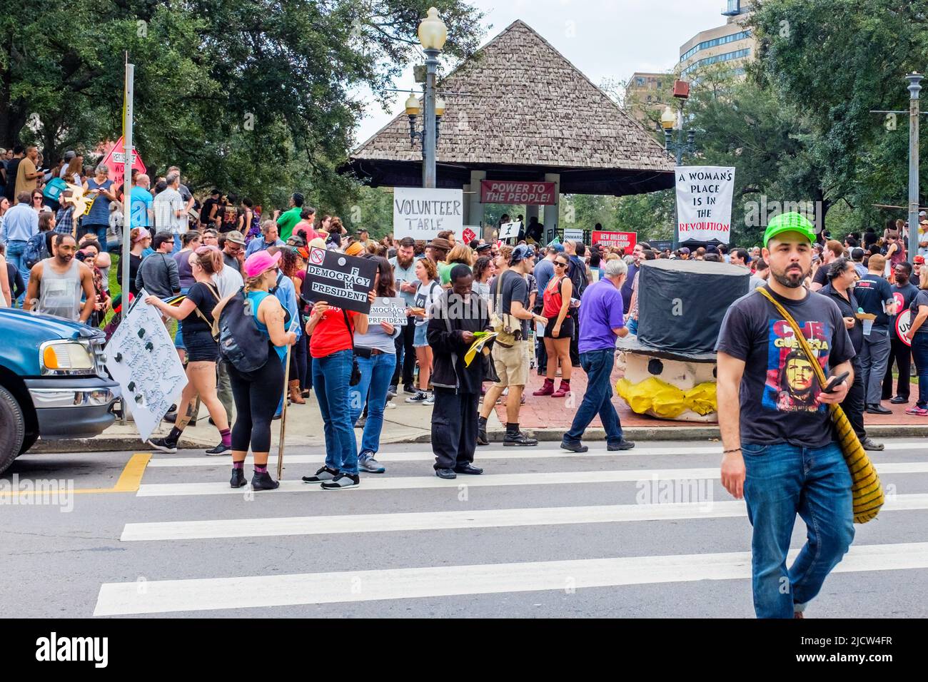 NEW ORLEANS, LA - 20. JANUAR 2017 - Demonstranten in Duncan Plaza protestieren gegen die Wahl und Amtseinführung von Donald Trump als Präsident Stockfoto