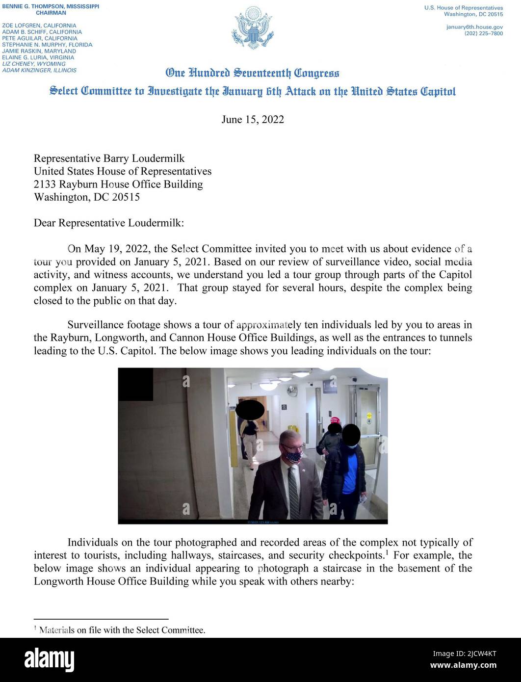 15. Juni 2022, Washington, District of Columbia, USA: In einem Brief an Barry Loudermilk, R-Ga., schrieb Ausschussvorsitzender Bennie Thompson, D-Miss., ein Überwachungsvideo, das zeigt, wie der Kongressabgeordnete in Georgia eine Tour von etwa 10 Personen zu den Bürogebäuden von Rayburn, Longworth und Cannon House sowie zu den Eingängen zu Tunneln, die zum Kapitolgebäude führen, führt. Das Auswahlkomitee des Repräsentantenhauses, das den Angriff auf das Kapitol vom 6. Januar untersucht, veröffentlichte am Mittwoch neue Überwachungsaufnahmen, in denen der GOP-Repräsentant Barry Loudermilk am Vortag eine Gruppe von Menschen auf einer Tour durch den Kapitolkomplex führte Stockfoto