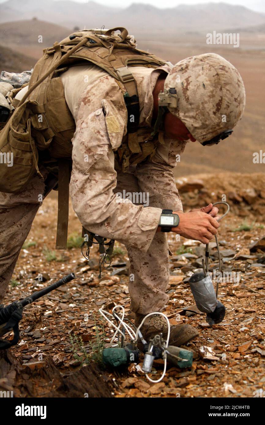 US Marine Corps Jason Kelleher mit 1. Bataillon des Kampfingenieurs, 1. Marine Expeditionary Forward Forward, bereitet einen Fallangriff vor, der aus Com besteht Stockfoto