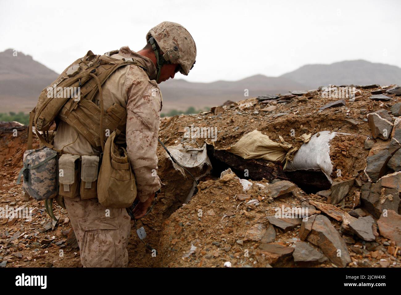US Marine Corps Jason Kelleher mit 1. Kampfingenieur Bataillon, 1. Marine Expeditionary Forces, bereitet sich auf eine Fallanladung Konsisti Stockfoto