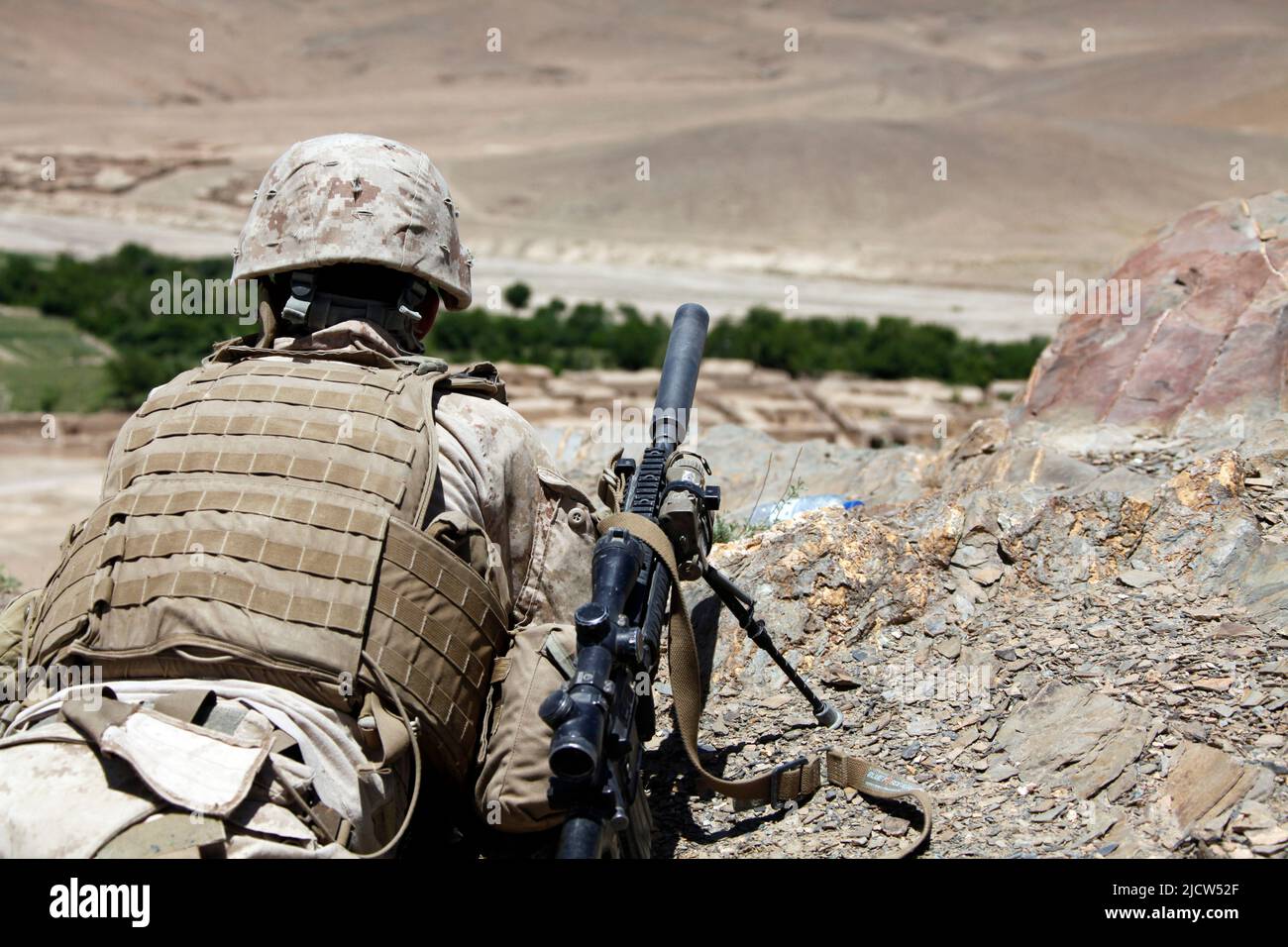 U.S. Marine Corps Lance CPL. Miguel Sixto, designierter Schütze, mit 1. Bataillon, 8. Marine Regiment (1/8), Regimental Combat Team 6, wacht über Stockfoto