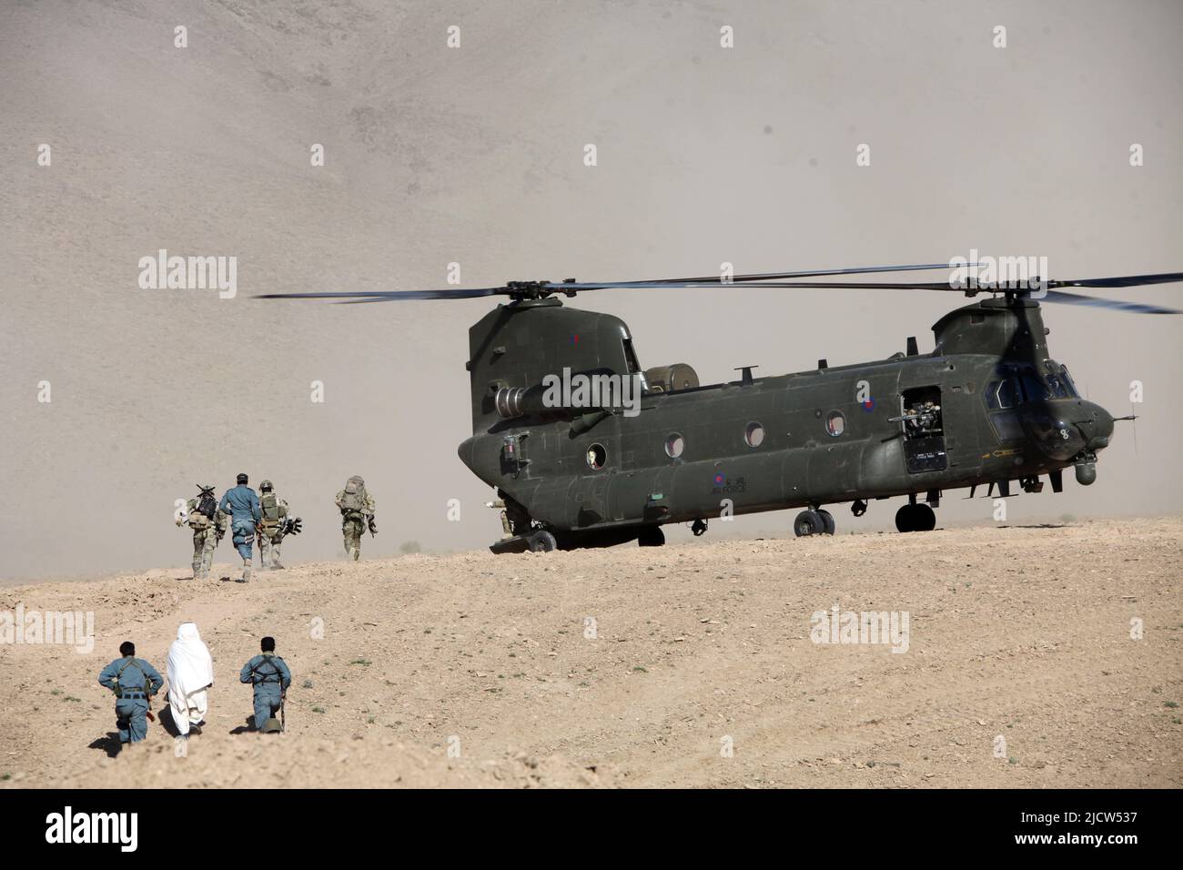 British Royal Marine Commandos eskortieren den Distriktgouverneur (DG) der Fulads in einen britischen Royal Air Force Chinook HC2/2A/3 in den Fulads, Helmand Stockfoto