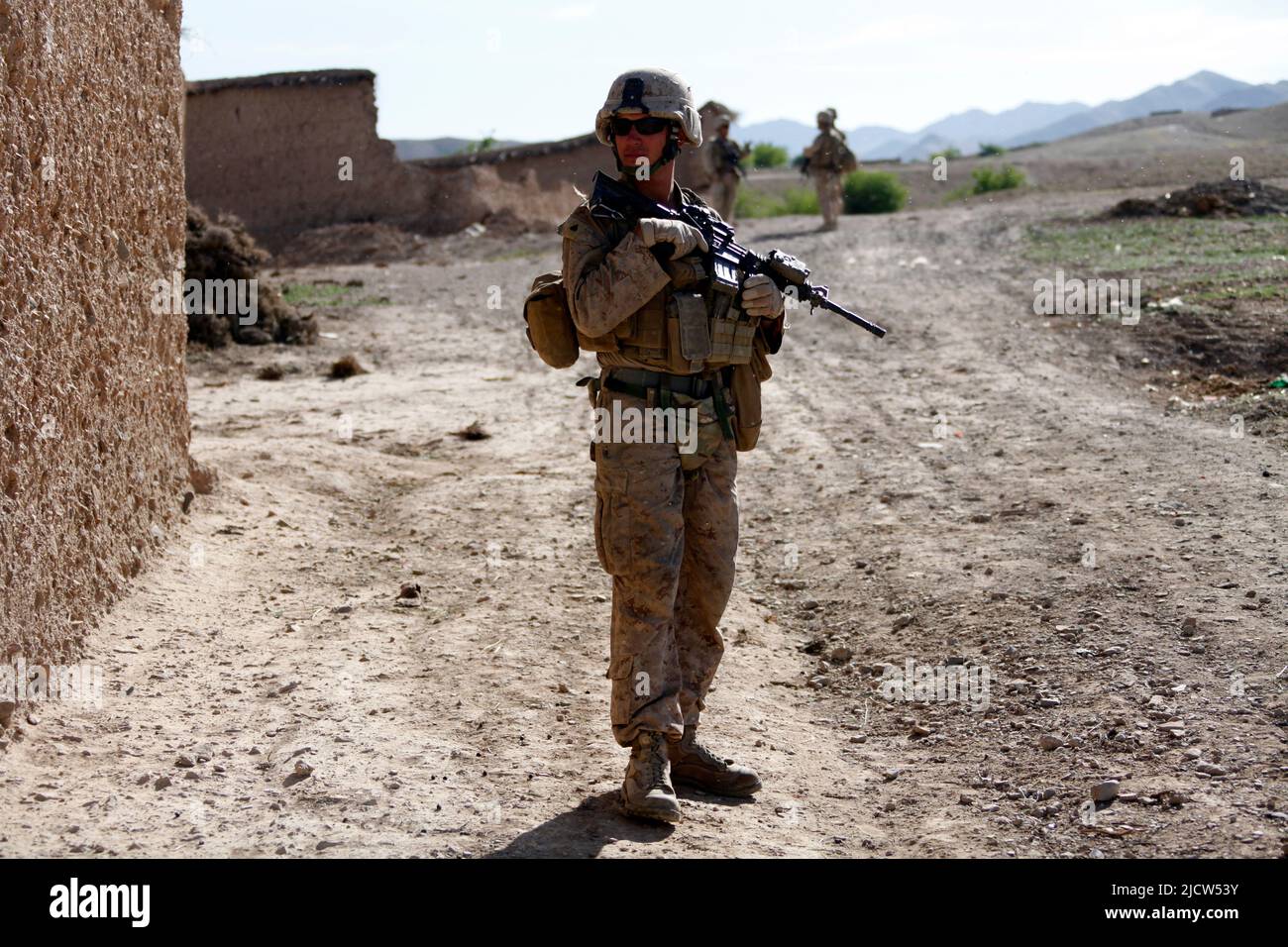 U.S. Marine Corps CPL. Andrew J. Good, Kampfkameramann, mit Headquarters Company, 1. Bataillon, 8. Marine Regiment (1/8), Regimental Combat Team 6 Stockfoto