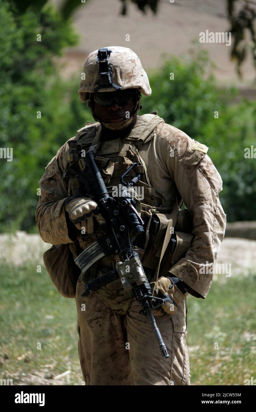 U.S. Marine Corps 1. LT. Michael Steadman, 3. Zugkommandant, mit 1. Bataillon, 8. Marine Regiment, Regimental Combat Team 6, pausiert während einer Stockfoto