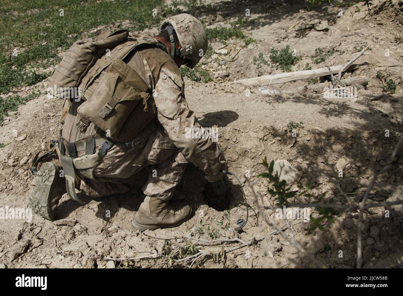 U.S. Marine Corps Lance CPL. Jason Kelleher mit 1. Bataillon des Kampfingenieurs, 1. Marine Expeditionary Forces Forward, legt einen Fallangriff in einen Stockfoto