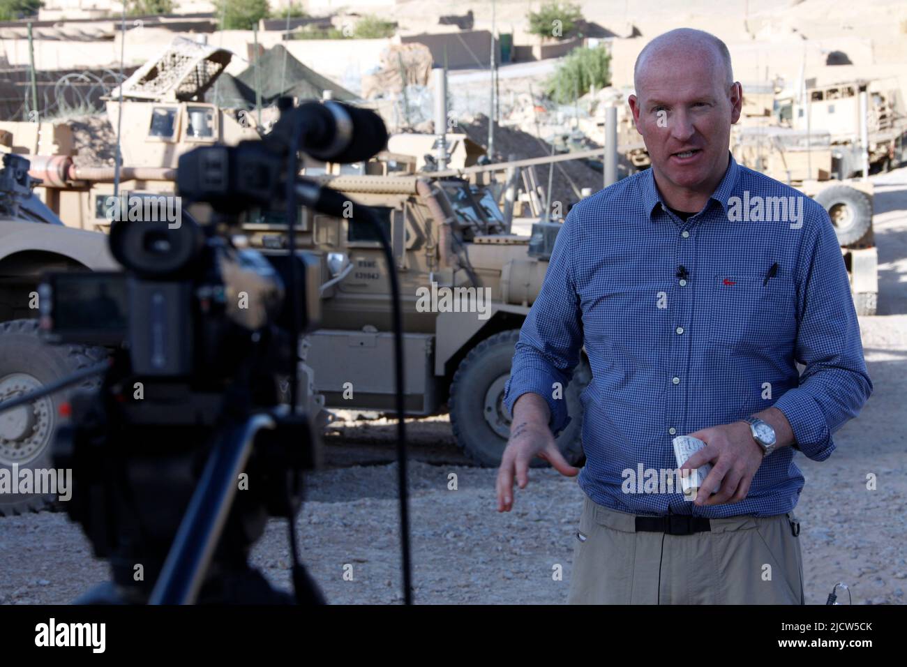 Bernard Smith, Reporter, mit Al Jazeera English News Channel berichtet von der Forward Operationsbasis Whitehouse in Kajaki, Provinz Helmand, Afghanis Stockfoto