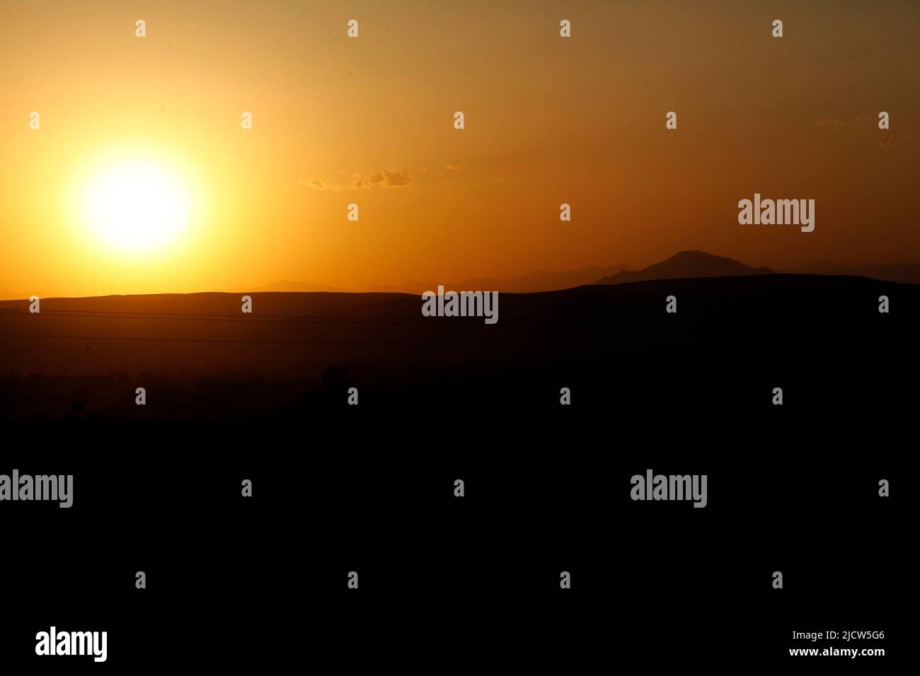Am 21. Mai 2012 geht die Sonne über dem Horizont in Kajaki, Provinz Helmand, Afghanistan, unter. Ein weiterer Tag geht in Afghanistan zu Ende. (USA Marine Corps ph Stockfoto