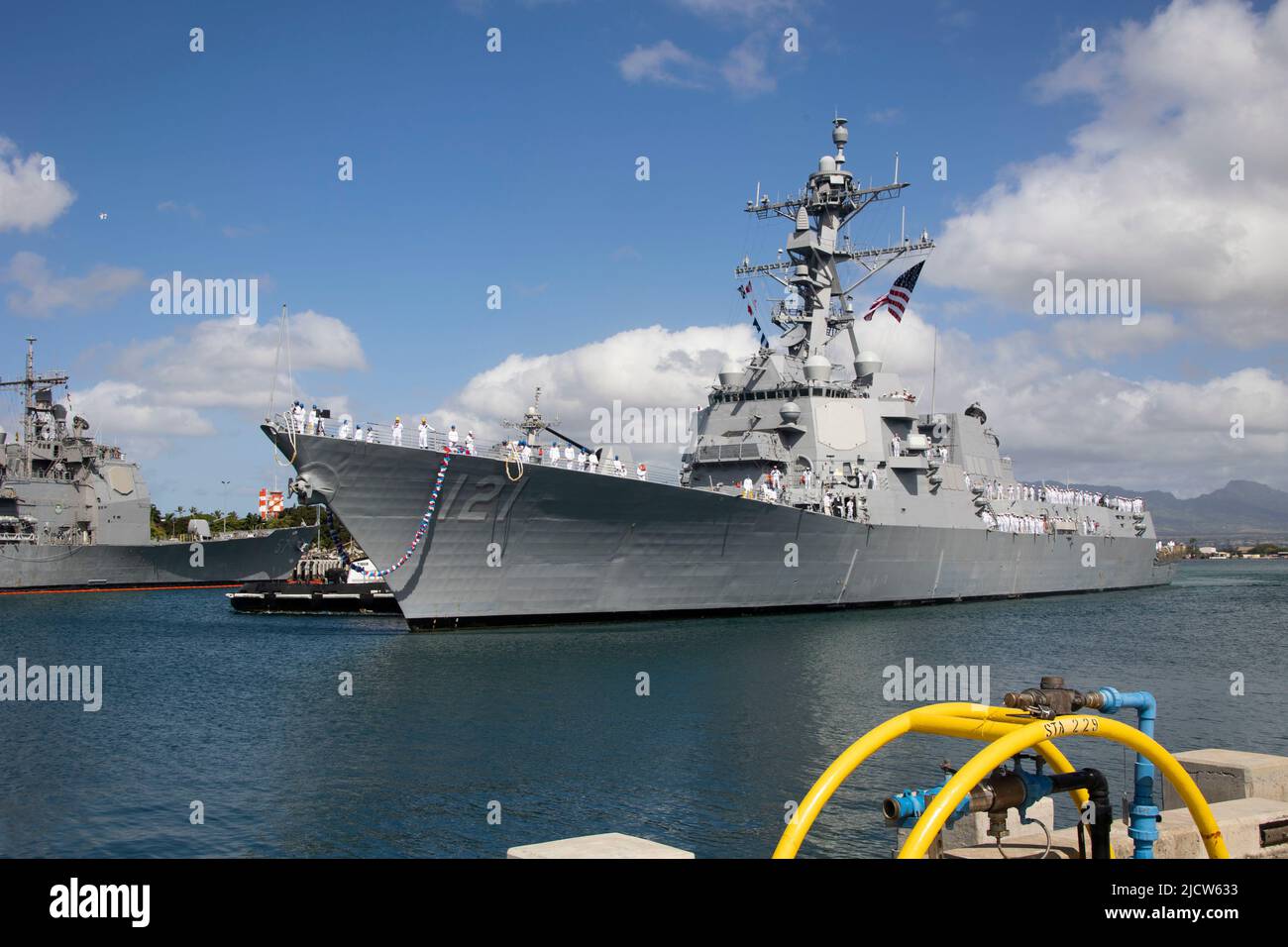 Der Arleigh Burke-Klasse-Lenkflugkörper-Zerstörer USS Frank E. Petersen, Jr. (DDG 121) nähert sich dem Pier für seine Heimkehr-Zeremonie auf der Joint Base Pearl Harbor-Hickam, Hawaii, 13. Juni 2022. Die USS Frank E. Petersen, Jr. ist nach dem pensionierten U.S. Marine Corps LT. General Frank E. Petersen, Jr. benannt, der als erster Schwarzer US Marine Corps Flieger und erster Schwarzer Marine ein drei-Sterne-General wurde. Petersen hat zwei Kampftouren gemacht: 1953 in Korea und 1968 in Vietnam. Er flog mehr als 350 Kampfeinsätze und hatte mehr als 4.000 Stunden in verschiedenen Kampfflugzeugen und Angriffsflugzeugen. (USA Marin Stockfoto