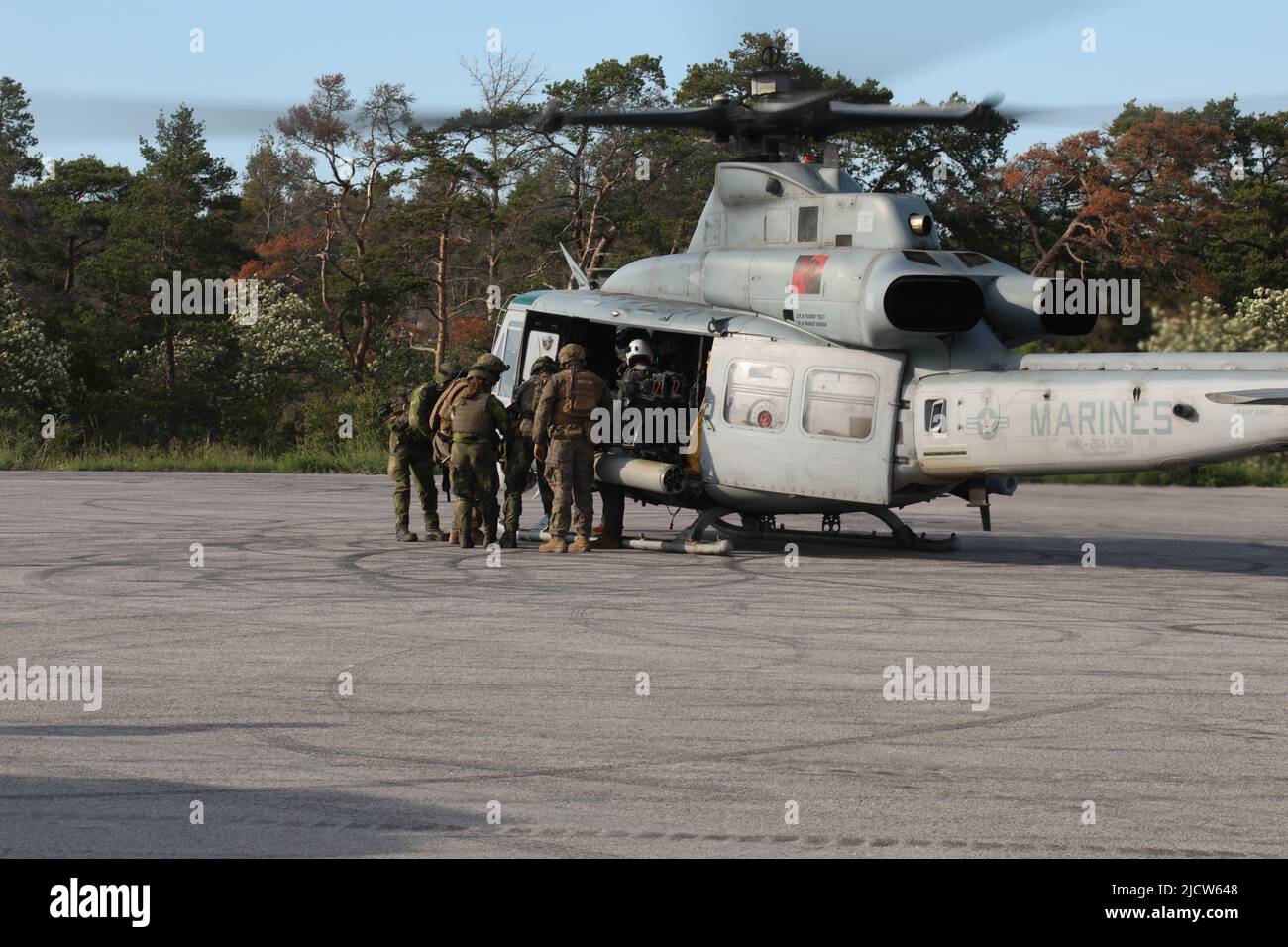 US Navy Hospital Corps mit Bataillon Landing Team 2/6, 22. Marine Expeditionary Unit, laden einen simulierten Unfall in ein U.S. Marine Corps UH-1Y Gift, auf Gotland Island, Schweden, während der Übung BALTOPS 22, 9. Juni 2022. BALTOPS 22 ist die wichtigste maritime Übung im Baltikum. Die von den US-Marinestreitkräften Europa-Afrika geleitete und von den Naval-Streikkräften und der NATO durchgeführte Übung bietet eine einzigartige Ausbildungsmöglichkeit, um kombinierte Reaktionsfähigkeiten zu stärken, die für die Wahrung der Schiffs- und Sicherheitsfreiheit in der Ostsee von entscheidender Bedeutung sind. (USA Marine Corps Foto von S Stockfoto