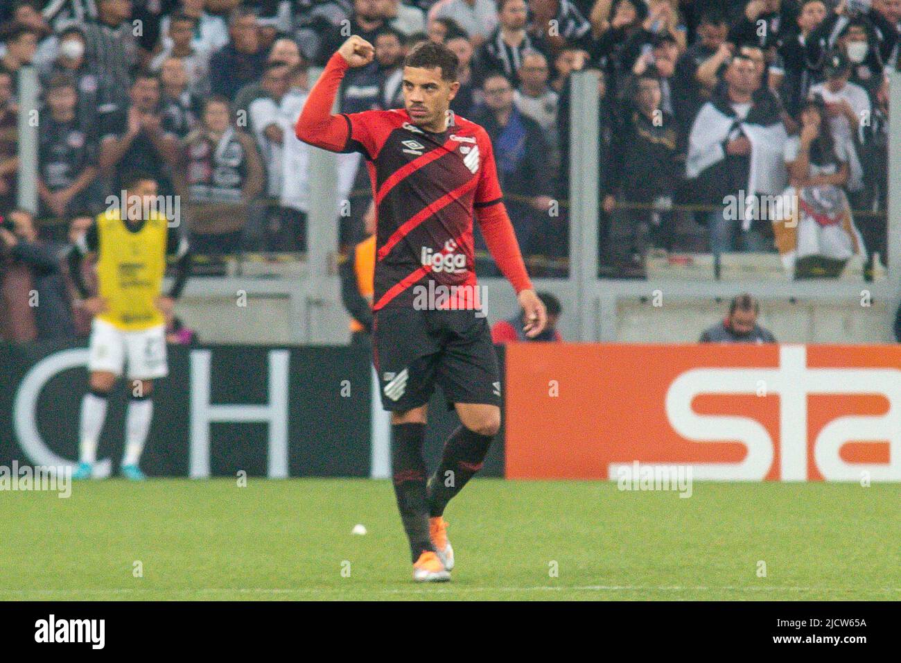 Curitiba, Brasilien. 15.. Juni 2022. PR - Curitiba - 06/15/2022 - BRASILIANER A 2022, ATHLETICO PR X CORINTHIANS - Athletico-PR-Spieler David Terans feiert sein Tor während eines Spiels gegen Corinthians im Stadion Arena da Baixada für die brasilianische Meisterschaft A 2022. Foto: Gabriel Machado/ AGIF/Sipa USA Quelle: SIPA USA/Alamy Live News Stockfoto