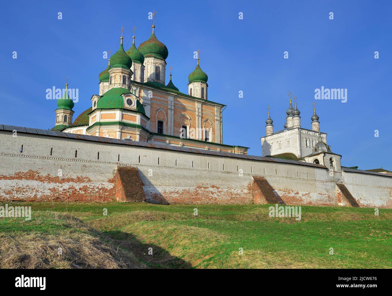 Die Mauern des Gorizki-Himmelfahrtsklosters. Kathedrale der Himmelfahrt der seligen Jungfrau Maria, russische Architektur des XVIII Jahrhunderts. Per Stockfoto