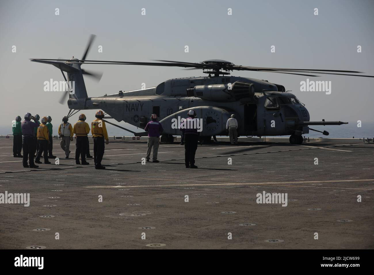 220612-A-EQ028-1025 ARABIAN GULF (12. Juni 2022) Seeleute entladen während der Übung Iron Defender im Arabischen Golf am 12. Juni Fracht von einem Hubschrauber des Typs MH-53 Sea Dragon an Bord des Expeditionsstützpunktes USS Lewis B. Puller (esg 3). Iron Defender ist eine jährliche bilaterale Trainingsveranstaltung zwischen dem Central Command der US Naval Forces und den Streitkräften der Vereinigten Arabischen Emirate. Die Übung konzentriert sich auf maritime Sicherheitsoperationen, Minenabwehrmaßnahmen und Hafenverteidigung. (USA Armeefoto von SPC Frederick Poirier) Stockfoto