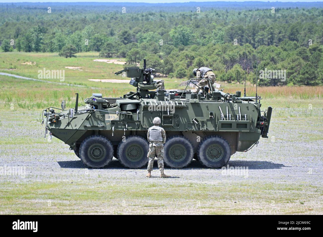 Die 485. Chemical Company schließt die Crew Gunnery ab, die .50 Cal auf einem 5-Tonnen-Fahrzeug montiert hat. Dieses Live-Feuertraining fand im Bereich 65 auf dem Fort Dix Range Complex statt. Die Kanonenstärke der Crew qualifiziert und entwickelt eine Fahrzeugbesatzung, die das Training verbessert und die Einheiten für den Theaterbetrieb vorbereitet. (Fotos vom Fort Dix [TSC] Training Support Center) Stockfoto