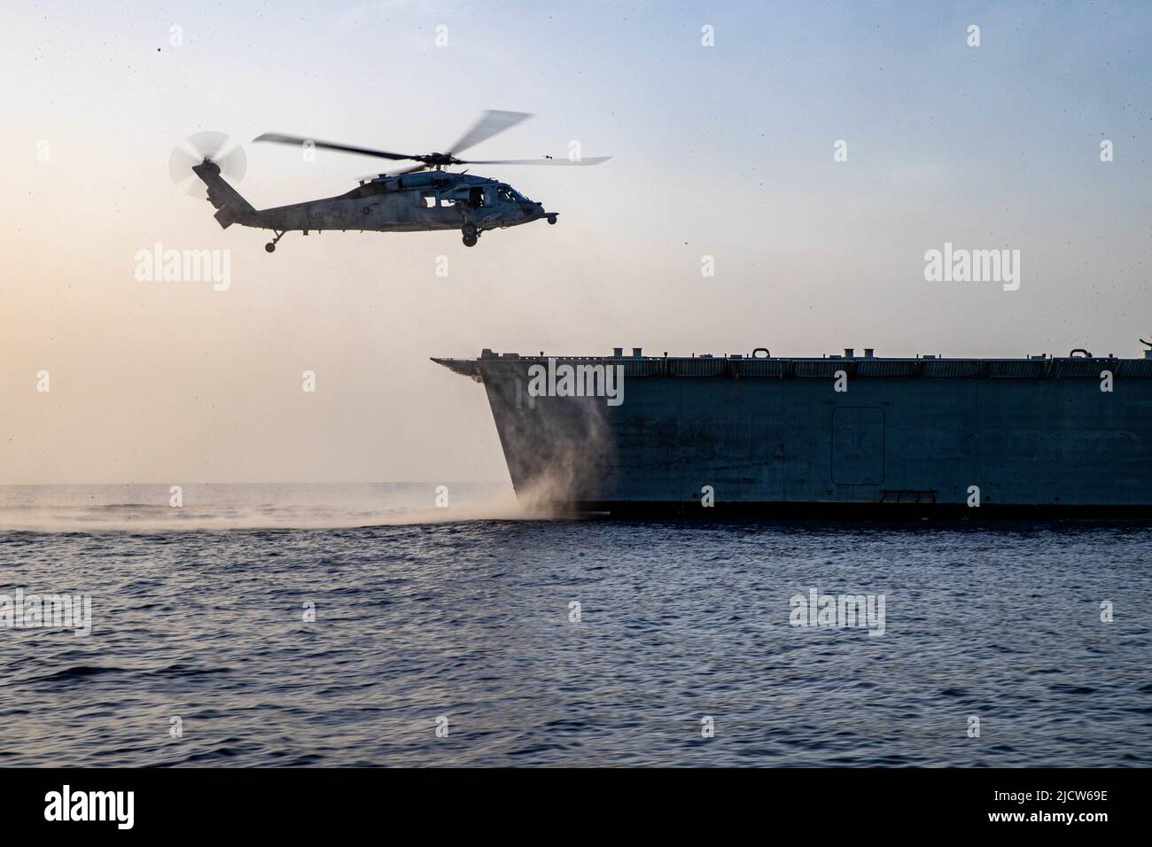 GOLF VON ADEN (7. Juni 2022) ein MH-60s Sea Hawk-Hubschrauber, der den „Sea Knights“ des Hubschrauber-Seekampfgeschwaders (HSC 22) zugewiesen wurde, nähert sich dem Küstenkampfschiff USS Sioux City (LCS 11), während er am 7. Juni im Golf von Aden eingesetzt wird. Sioux City wird im Einsatzgebiet der US-Flotte für 5. eingesetzt, um die Sicherheit und Stabilität der Seefahrt in der Region des Nahen Ostens zu gewährleisten. (USA Navy Foto von Mass Communication Specialist 3. Klasse Nichola A. Russell) Stockfoto