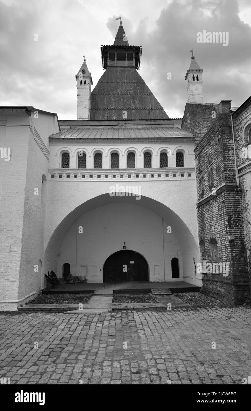 Der Kreml von Rostow dem Großen. Bogen des Turms des alten Stadthofes mit einem Steinpflaster, russische Architektur des XVII Jahrhunderts. Rostow, Stockfoto