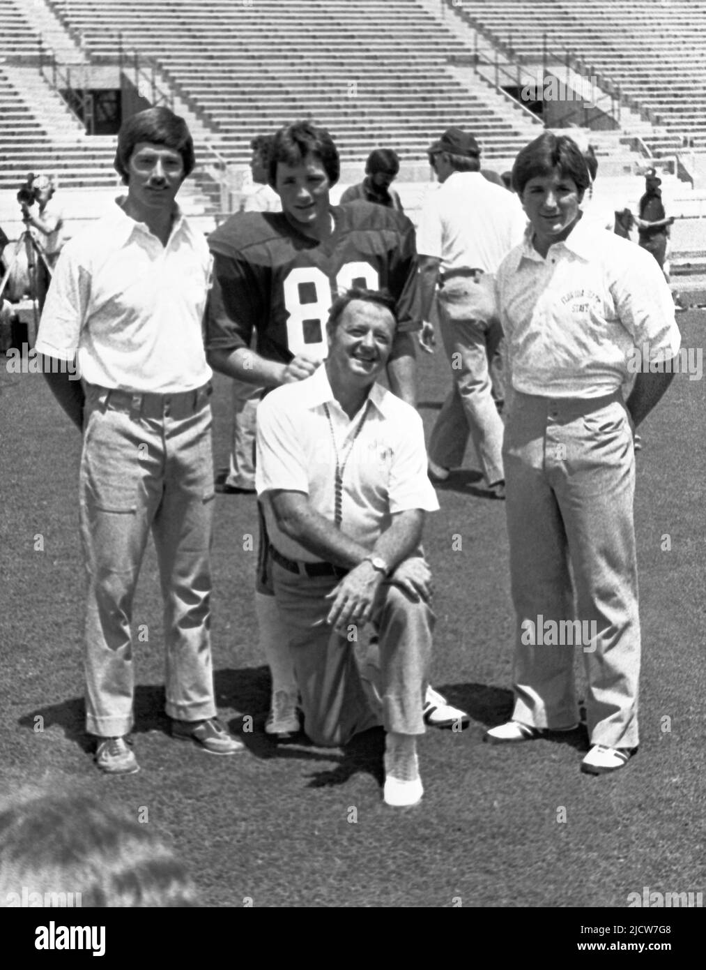 FSU-Fußballtrainer Bobby Bowden und die Söhne (L-R) Tommy, Jeff und Terry im Doak Campbell Stadium der Florida State University im Jahr 1982. (USA) Stockfoto