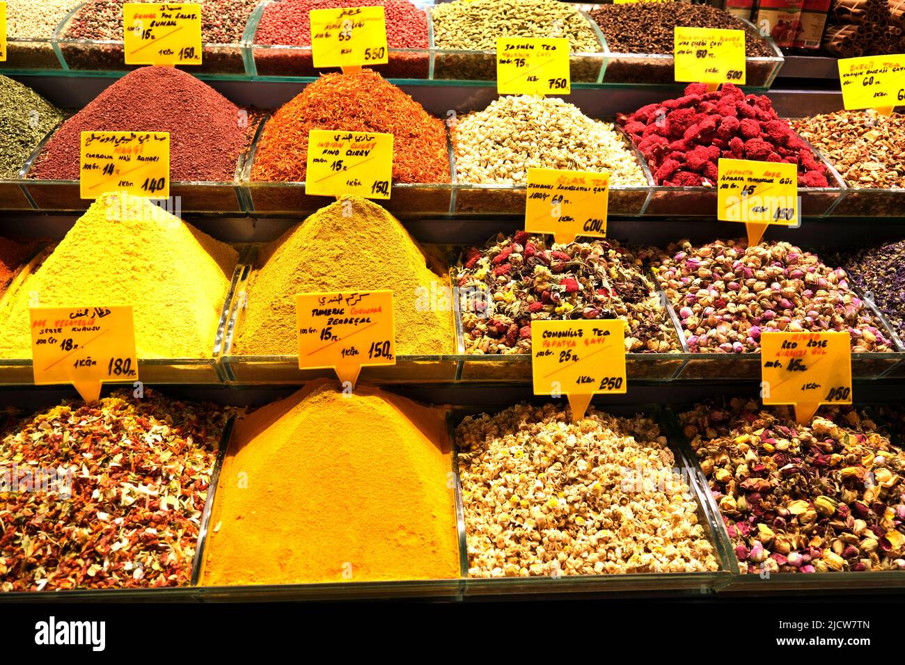 Eine Vielzahl von Gewürzen, Tees und Aromen werden im Spice Bazaar in Istanbul Türkei ausgestellt Stockfoto