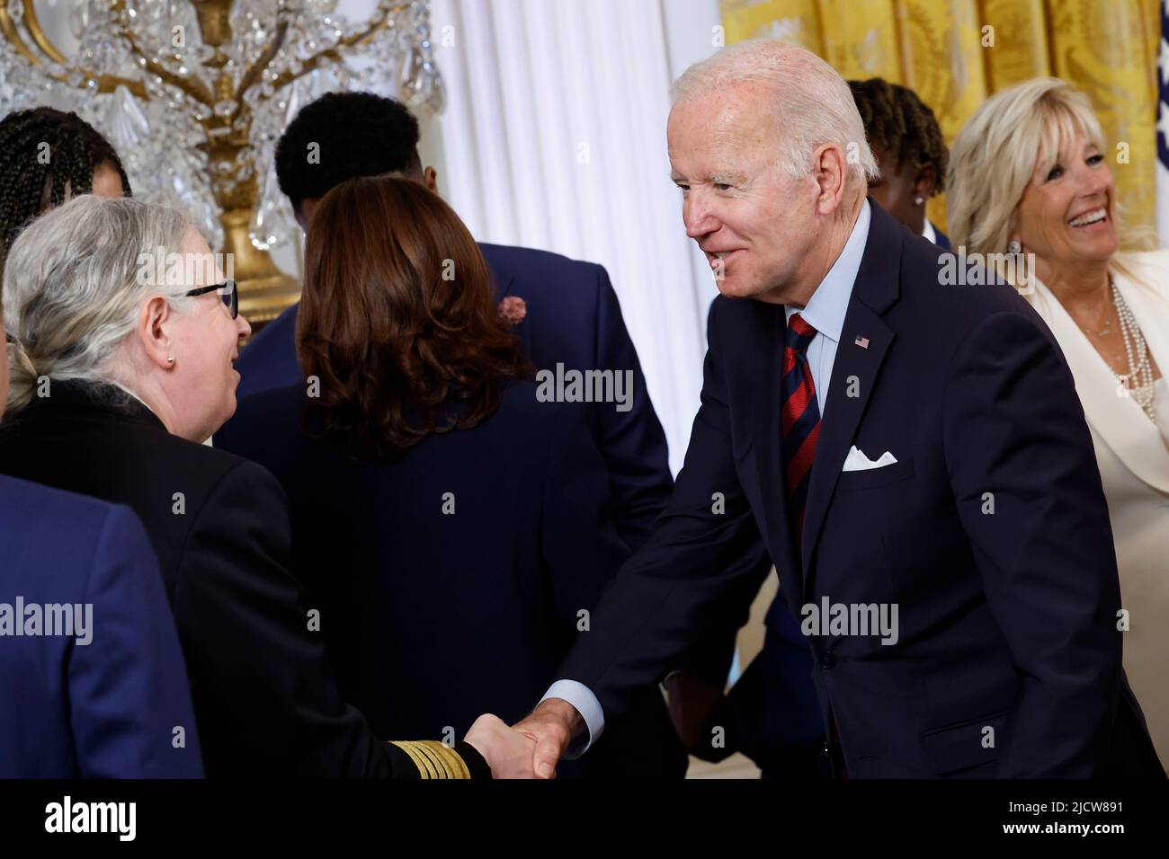 Washington, DC, USA. 15.. Juni 2022. US-Präsident Joe Biden schüttelt die Hände von Admiral Rachel L. Levine, MD, Assistenzsekretärin der Vereinigten Staaten für Gesundheit, nachdem er während einer Veranstaltung im Rahmen des Pride Month im East Room des Weißen Hauses in Washington, DC, USA, am Mittwoch, dem 15. Juni, einen Exekutivbefehl unterzeichnet hat. 2022. Biden unterzeichnete den Exekutivbefehl, um die Gleichstellung von LGBTQI-Individuen zu fördern. Quelle: Ting Shen/Pool via CNP/dpa/Alamy Live News Stockfoto