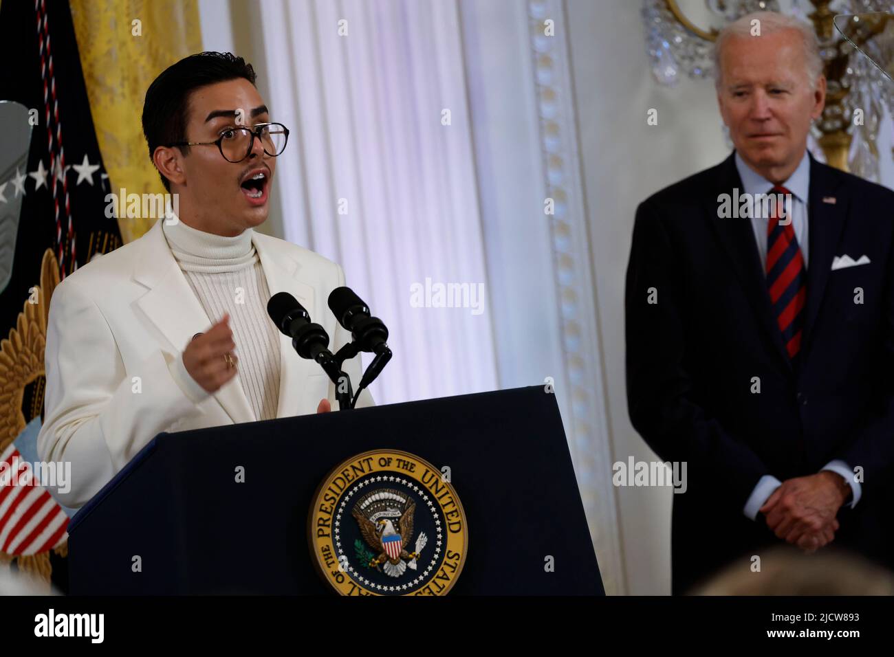 Washington, DC, USA. 15.. Juni 2022. Javier Gomez, ein Jugendaktivist, spricht am Mittwoch, den 15. Juni, während einer Veranstaltung des Pride Month im East Room des Weißen Hauses in Washington, DC, USA, 2022. Präsident Biden unterzeichnete während der Veranstaltung einen Exekutivbefehl über die Förderung der Gleichstellung von LGBTQI-Personen. Quelle: Ting Shen/Pool via CNP/dpa/Alamy Live News Stockfoto