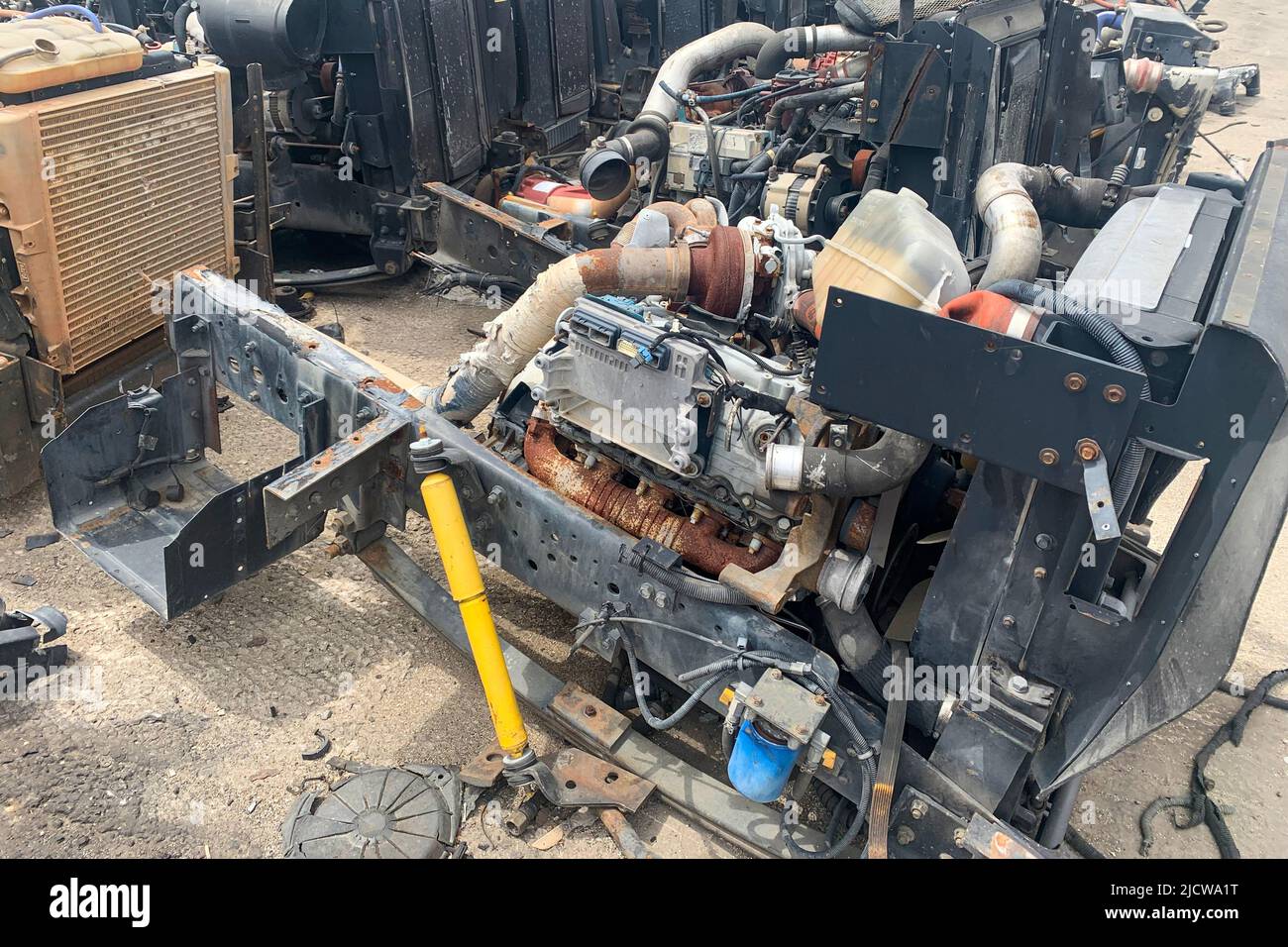 Nahaufnahme des Motors eines defekten LKWs in einer Deponie, des Motors eines zerstörten Autos für Ersatzteile. Stockfoto