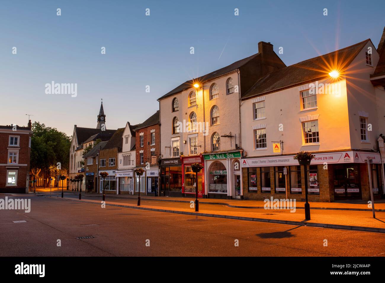 Banbury Market Place im Morgengrauen im juni. Banbury, Oxfordshire, England Stockfoto