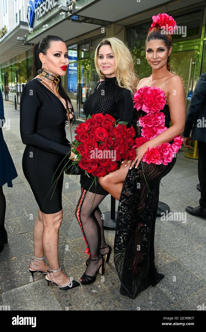 Berlin, Deutschland. 14.. Juni 2022. Djamila Rowe (l-r), Yvonne Woelke und Micaela Schäfer in der Grand Opening Bellucci Bar am Kurfürstendamm. Quelle: Jens Kalaene/dpa/Alamy Live News Stockfoto