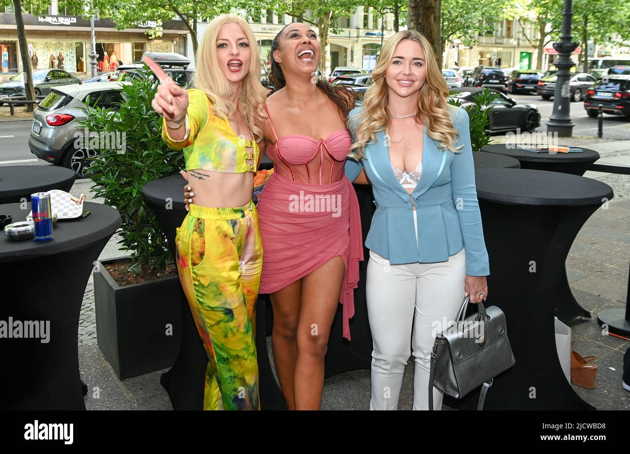 Berlin, Deutschland. 14.. Juni 2022. Xenia Prinzessin von Sachsen (l-r), Sarah Joelle Jahnel und Cathy Lugner in der Grand Opening Bellucci Bar am Kurfürstendamm. Quelle: Jens Kalaene/dpa/Alamy Live News Stockfoto