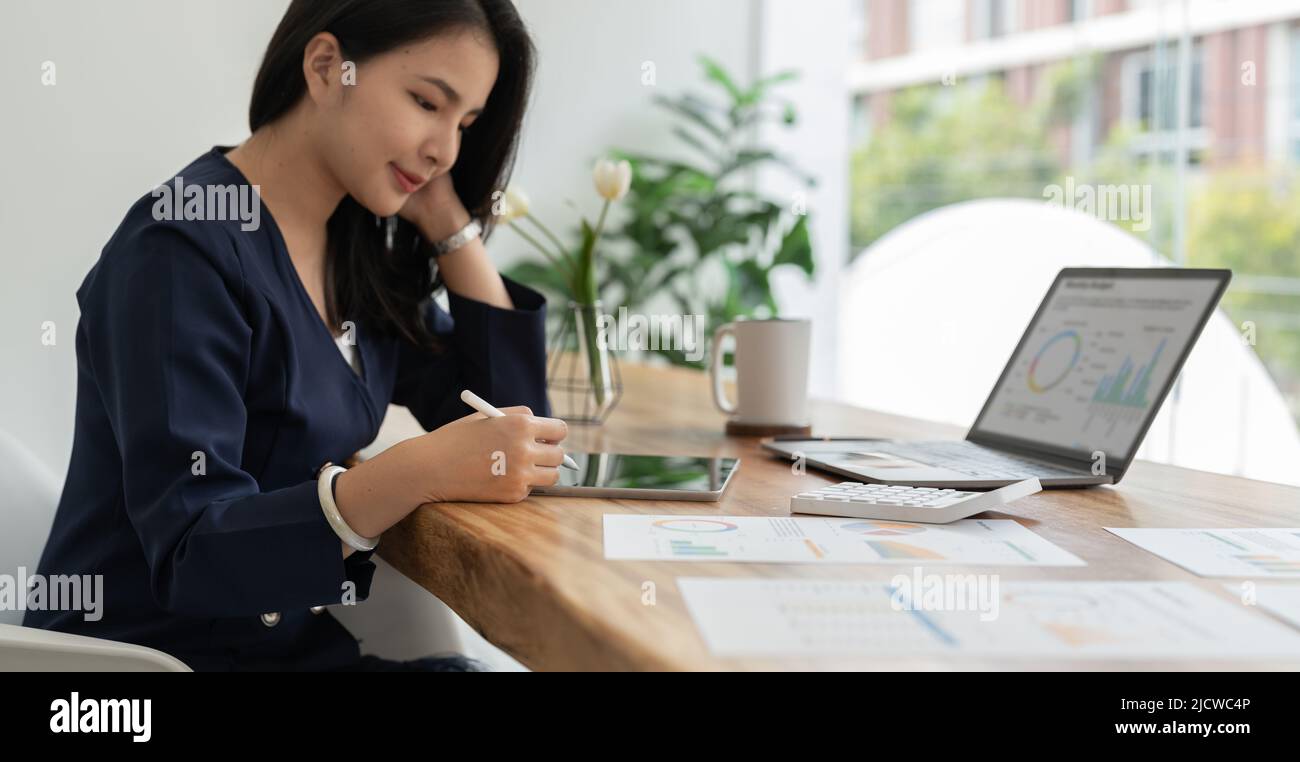 Nahaufnahme der Geschäftsfrau mit Stylus-Stift Unterzeichnung Vertrag auf digitalem Tablet auf Bürotisch. Business Manager Proofing E-Dokument, elektronisch Stockfoto