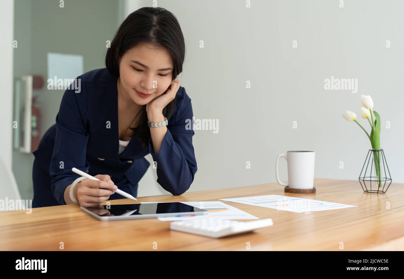 Nahaufnahme der Geschäftsfrau mit Stylus-Stift Unterzeichnung Vertrag auf digitalem Tablet auf Bürotisch. Business Manager Proofing E-Dokument, elektronisch Stockfoto