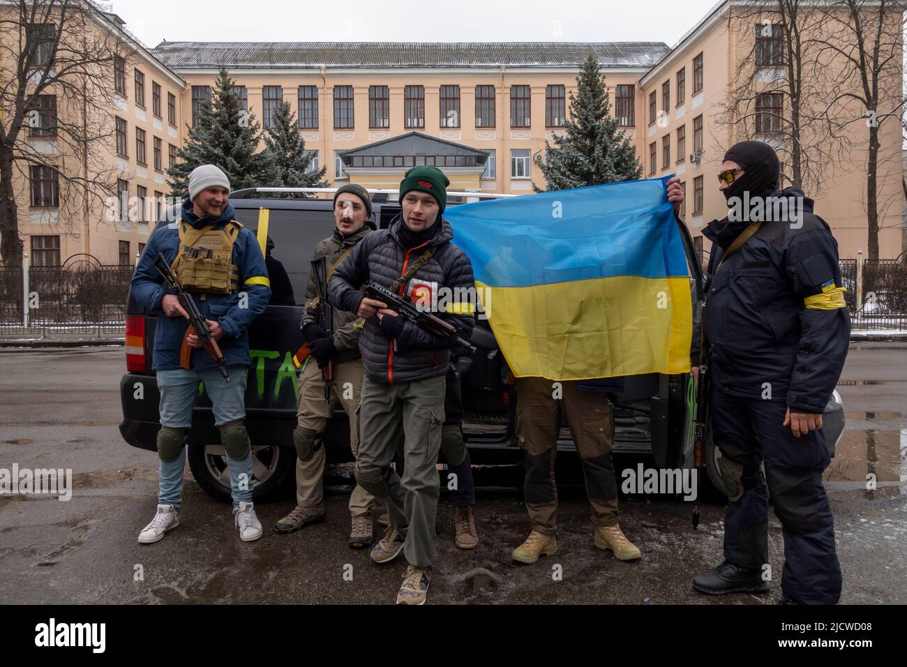 KIEW, UKRAINE 01. März. Mitglieder der Territorialen Verteidigungskräfte posieren mit der ukrainischen Flagge, während Russlands Invasion in der Ukraine am 01. März 2022 in Kiew, Ukraine, fortgesetzt wird. Stockfoto