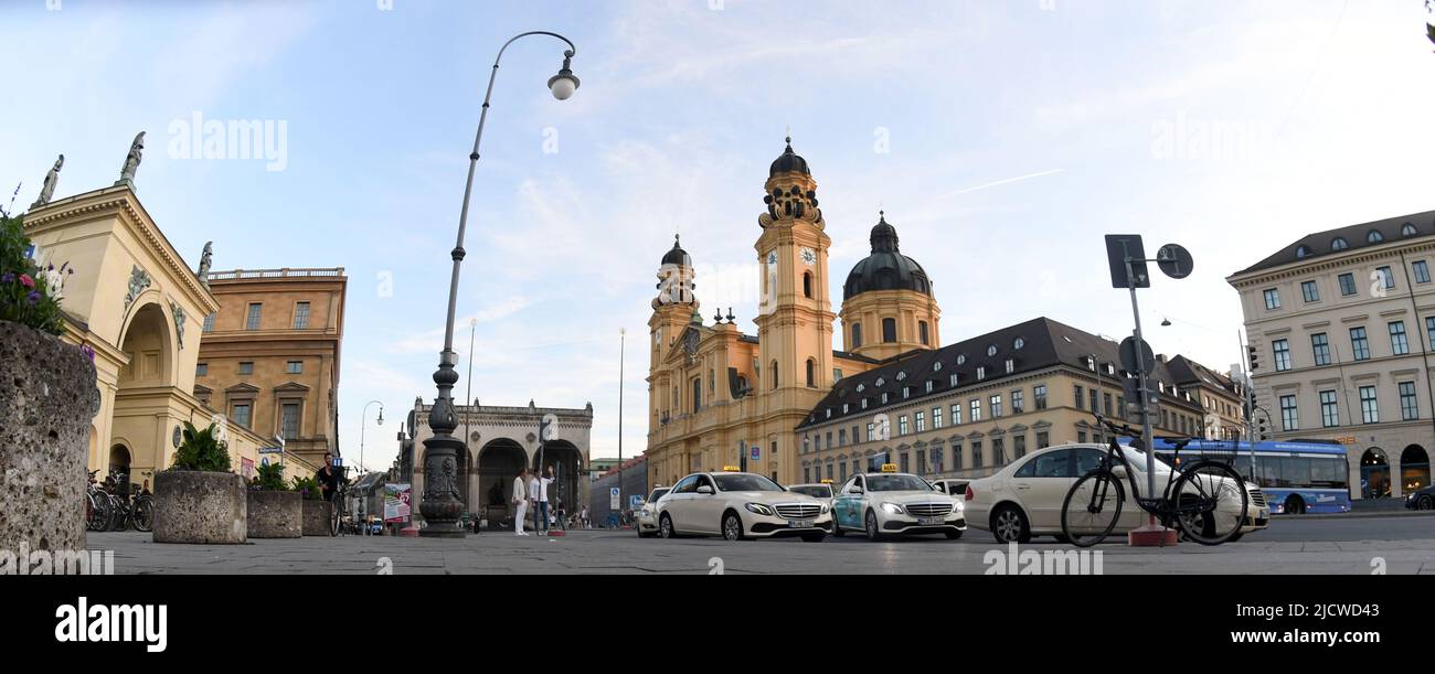München, Deutschland. 14.. Juni 2022. Am Odeonsplatz vor der Theatinerkirche warten in den Abendstunden Taxis. Quelle: Felix Hörhager/dpa/Alamy Live News Stockfoto