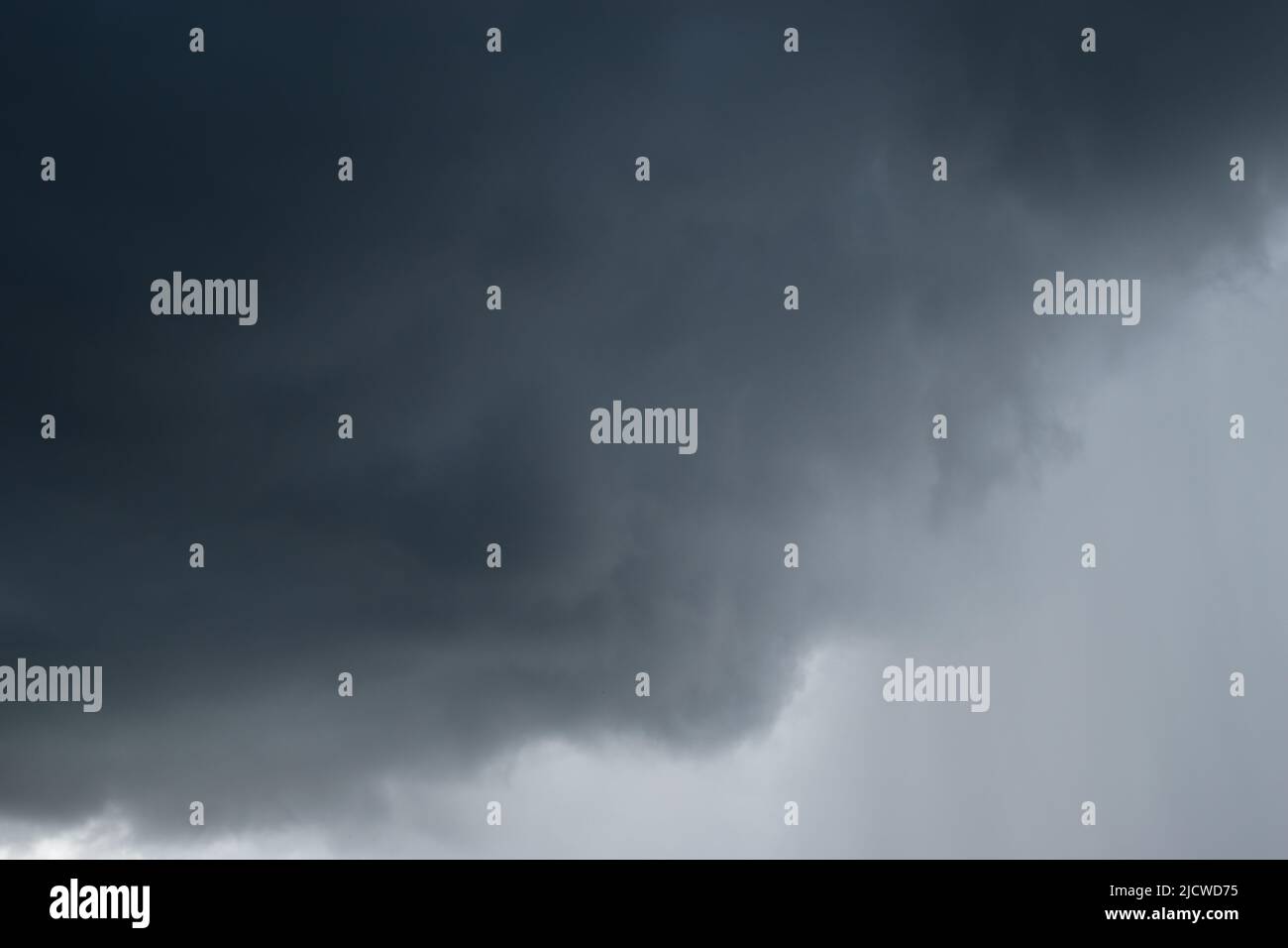 Cumulonimbus cloud Formationen auf tropischen Himmel, Nimbus, abstrakten Hintergrund von Naturphänomen und graue Wolken hunk, Thailand Stockfoto