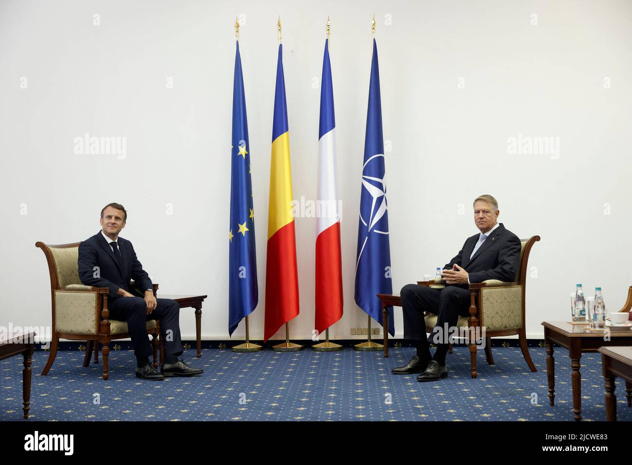 epa10013928 der französische Präsident Emmanuel Macron (L) und der rumänische Präsident Klaus Iohannis (R) während ihres Treffens auf dem Militärflugplatz Mihail Kogalniceanu in der Nähe der Stadt Constanta, Rumänien, am 15. Juni 2022. Macron besucht Rumänien, um bilaterale Gespräche zu führen und sich mit französischen Truppen zu treffen, die auf dem Luftwaffenstützpunkt stationiert sind. Foto von Yoan Valat/Pool/ABACAPRESS.COM Stockfoto