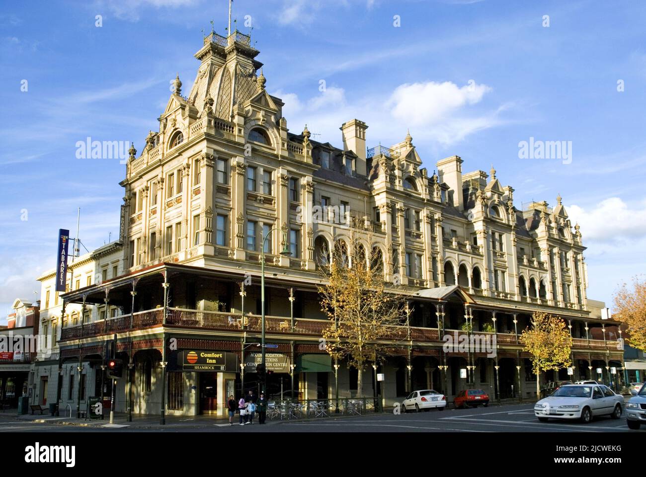 Das Shamrock Hotel aus dem 19.. Jahrhundert in der viktorianischen Goldfields-Stadt Bendigo, das heutige Gebäude, das dritte, stammt aus dem Jahr 1897 und wurde von Phillip Kennedy entworfen. Zu den herausragenden Gästen gehörte die australische Opernsopranistin Dame Nellie Melba. Stockfoto