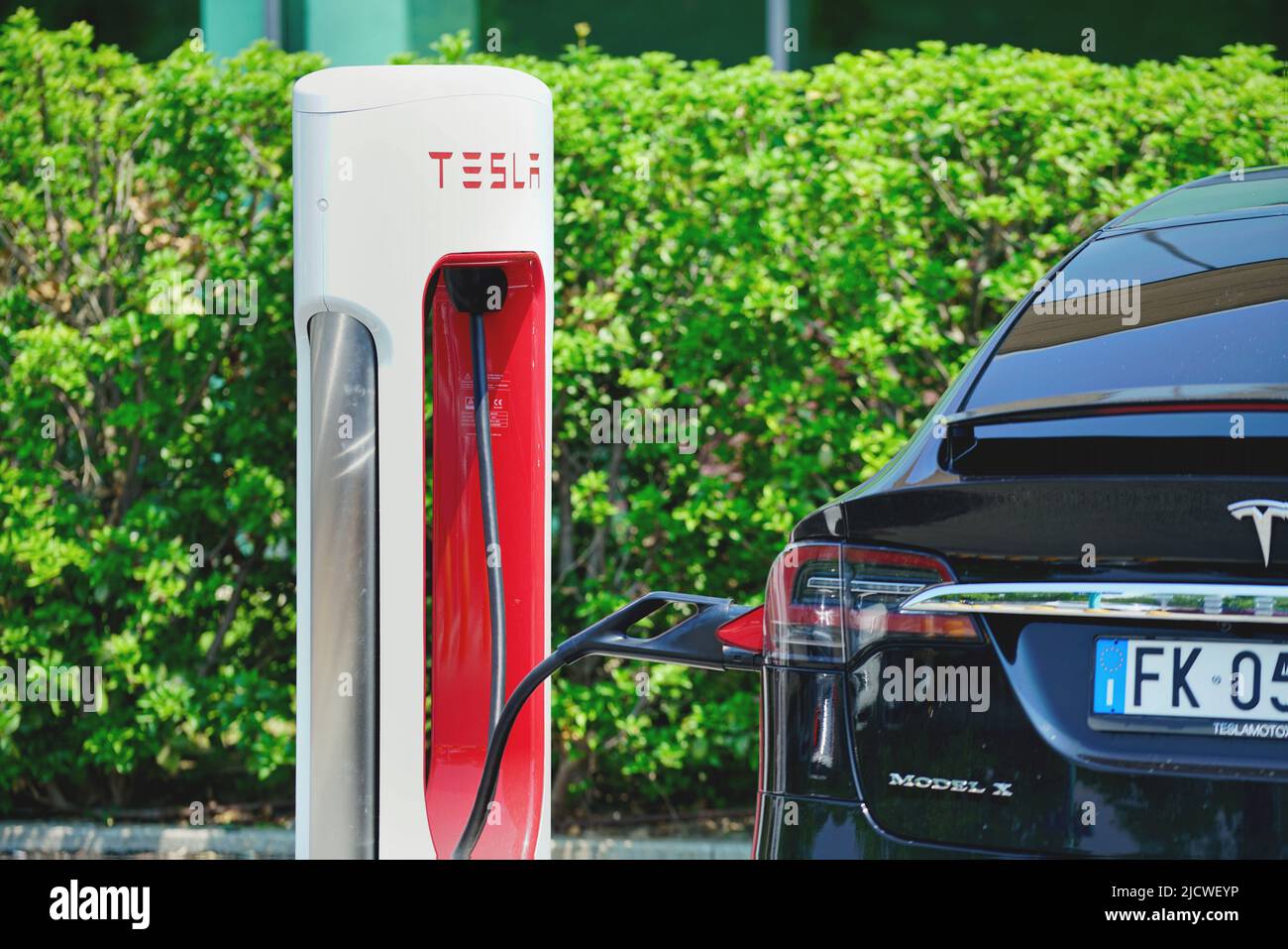 Tesla-Ladestation, um Besitzer von Elektroautos willkommen zu heißen. Turin, Italien - Juni 2022 Stockfoto