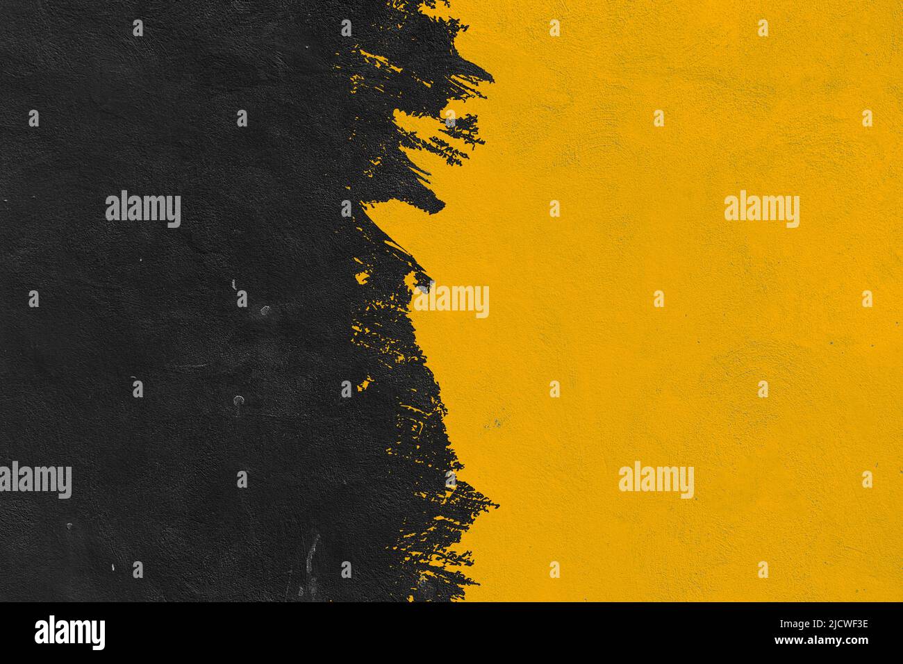Schwarzer und gelber Pinsel Textur Hintergrund.Abstrakter Pinselstrich Hintergrund, flache Formen .auf einer Betonwand Stockfoto