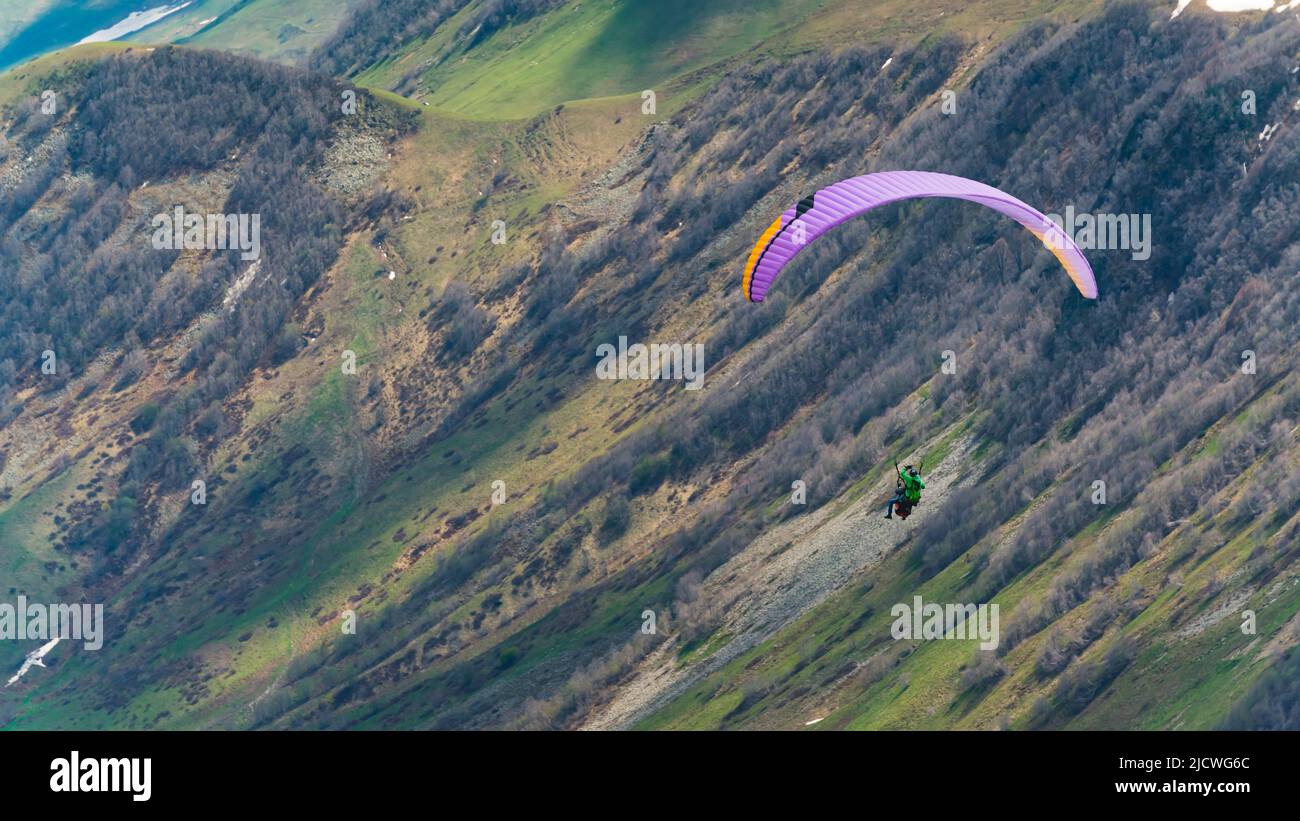 Paragliding im Kaukasus, Georgien. Hochwertige Fotos Stockfoto