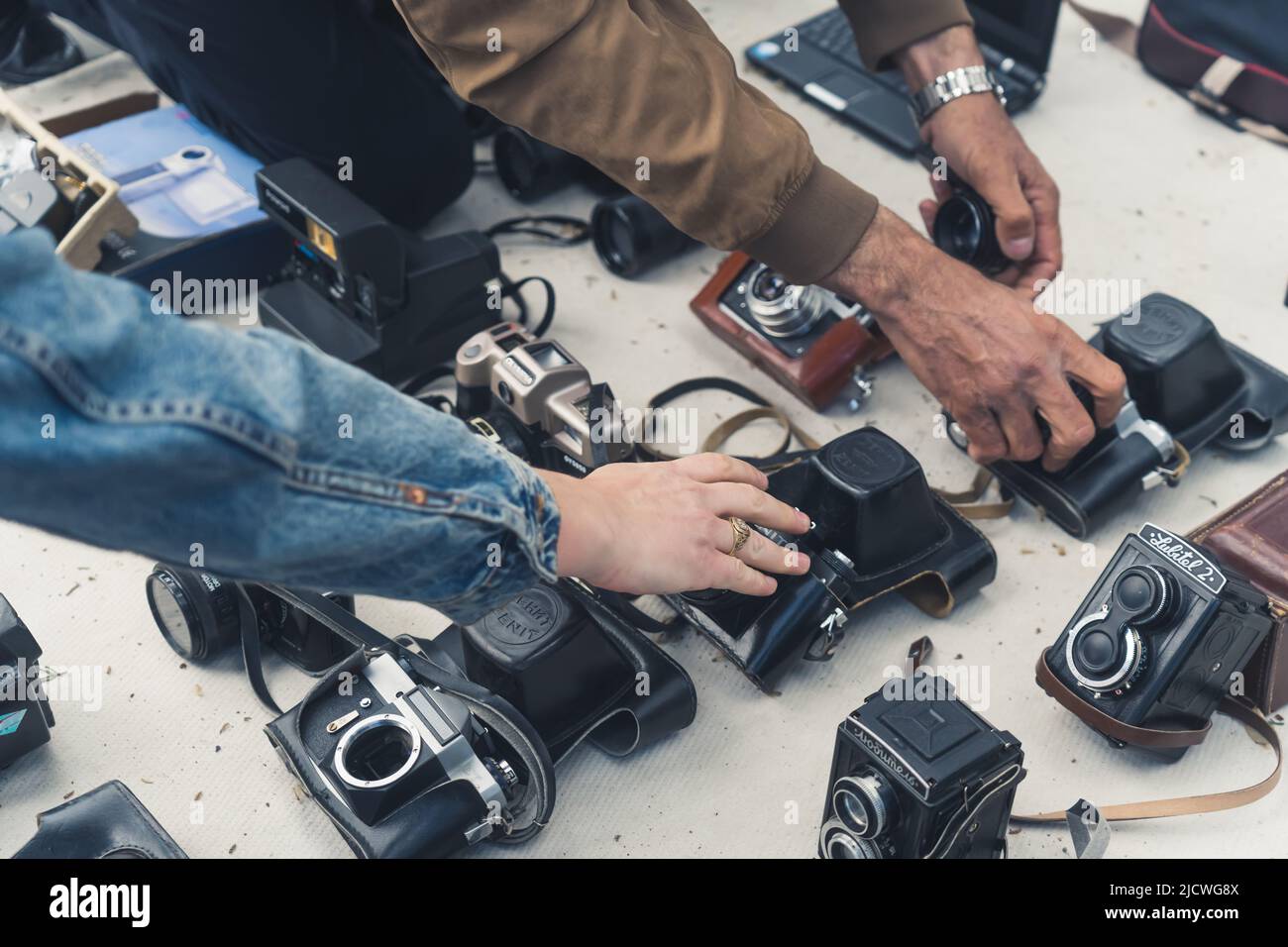 18.05.2022. Tiflis, Georgien. Verschiedene alte Retro-Kameras auf dem Flohmarkt. Hochwertige Fotos Stockfoto