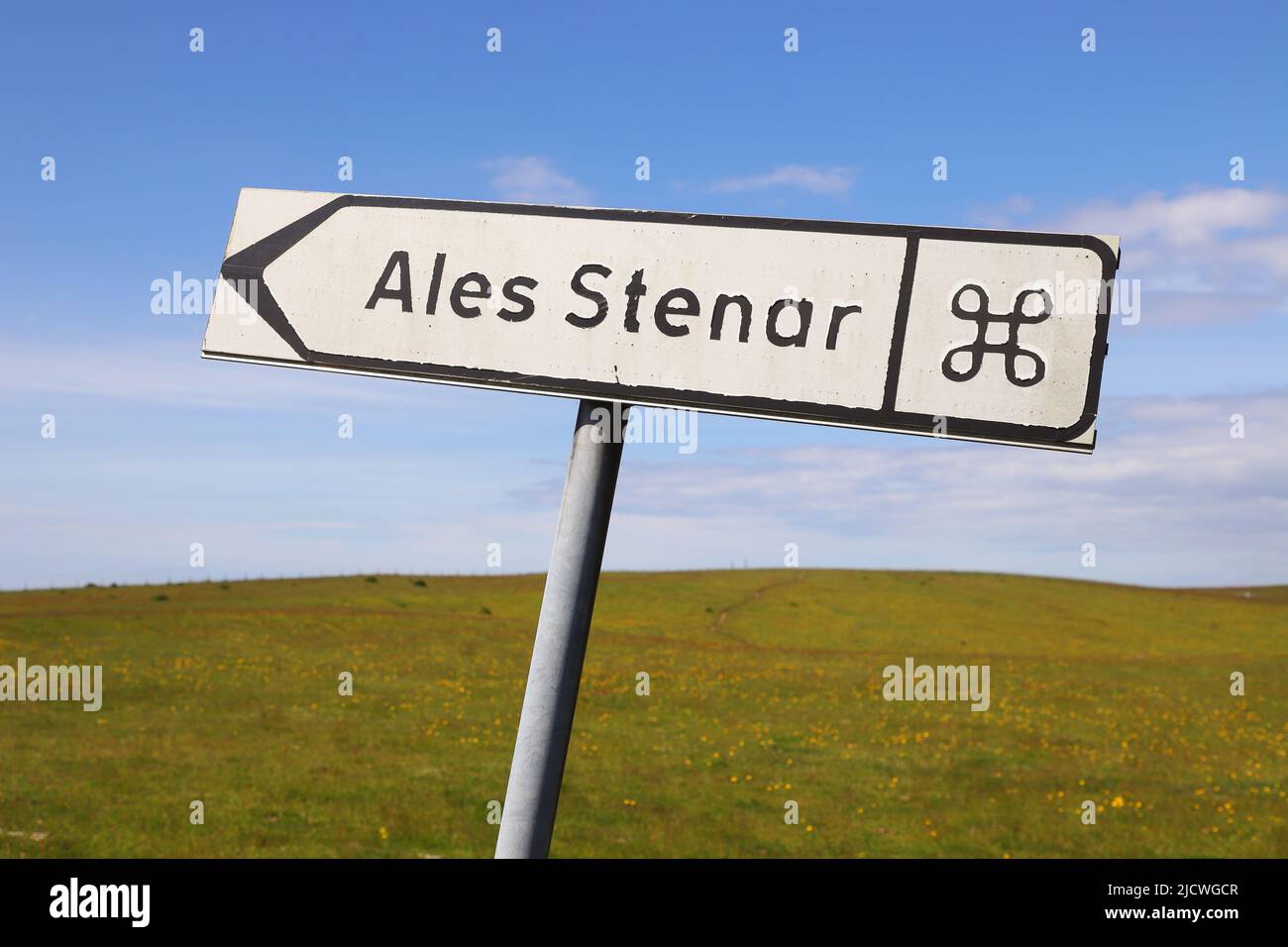 Wegweiser zur Touristenattraktion des prähistorischen Steinschiffes Ales Stones in Kaseberga in der schwedischen Provinz Scania. Stockfoto