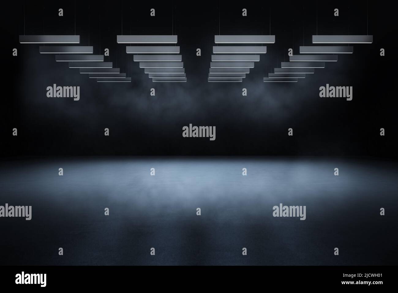 Dunkles futuristisches Design geräumige leere Halle mit Metalllichtern auf der Oberseite und Streulicht mit Nebeleffekt für die Präsentation von Firmenprodukten oder Autos. Stockfoto